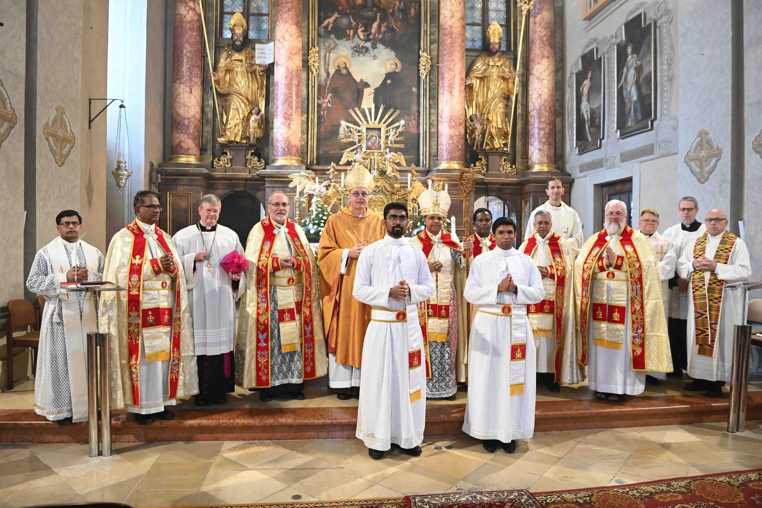 Feier der Weihe zu Subdiakonen im syro-malabarischen Ritus in Lockenhaus Burgenland Bischof Jose Pulickal aus der indischen Diözese Kanjirapally und Bischof Ägidius J. Zsifkovics