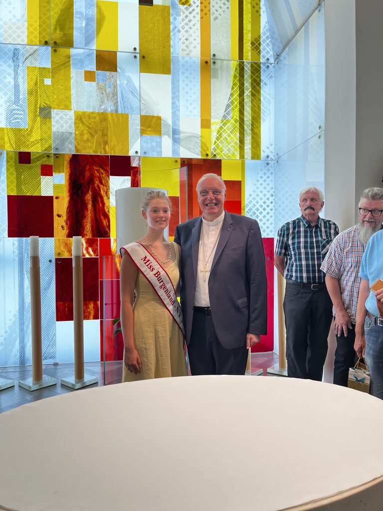 Auslandsburgenländer in beständiger Verbindung mit der Diözese Eisenstadt Die Burgenländische Gemeinschaft, die 1956 gegründet wurde, kam im Bischofshof in Eisenstadt zusammen und wurde von Diözesanbischof Ägidius J. Zsifkovics begrüßt. USA Burgenland