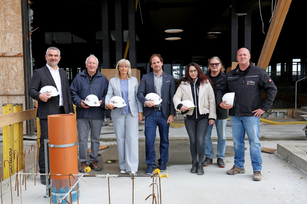 LR Dorner: Baufortschritt im Hallenbad Neusiedl liegt voll im Zeitplan
Sportlandesrat Heinrich Dorner, Hans Christian Gettinger (Obmann der Schwimmunion Neusiedl See), Bürgermeisterin LAbg. Elisabeth Böhm (Neusiedl am See), Patrick Oberroither (Fachwart des Burgenländischen Schwimmverbandes), Elvisa Kajtezovic (Projektleitung – Projektentwicklung Burgenland GmbH), Ronald Felfering (örtliche Bauaufsicht, Fa. Puffering) und Thomas Heiny (Projektleitung – Projektentwicklung Burgenland GmbH)