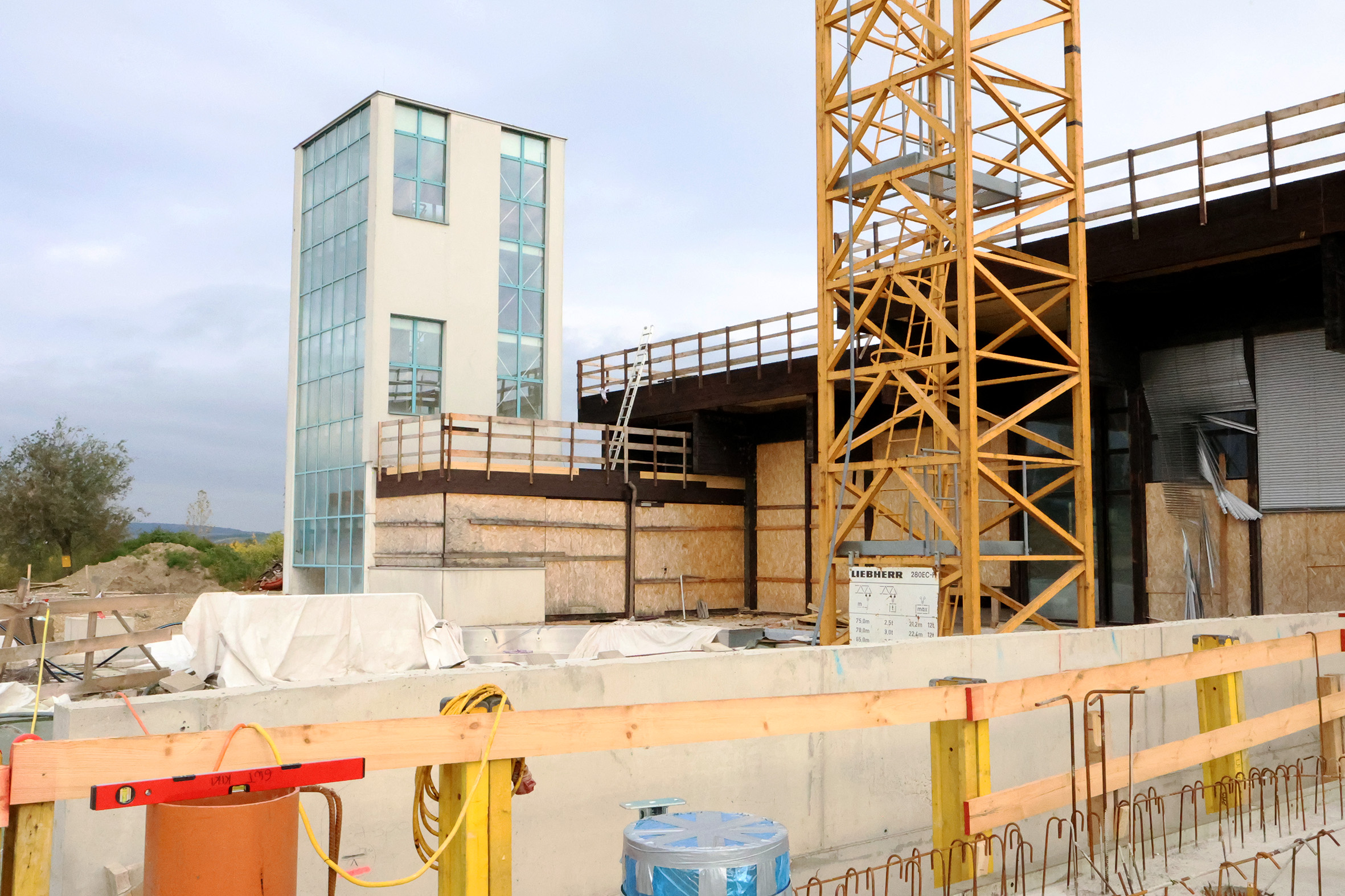 LR Dorner: Baufortschritt im Hallenbad Neusiedl liegt voll im Zeitplan