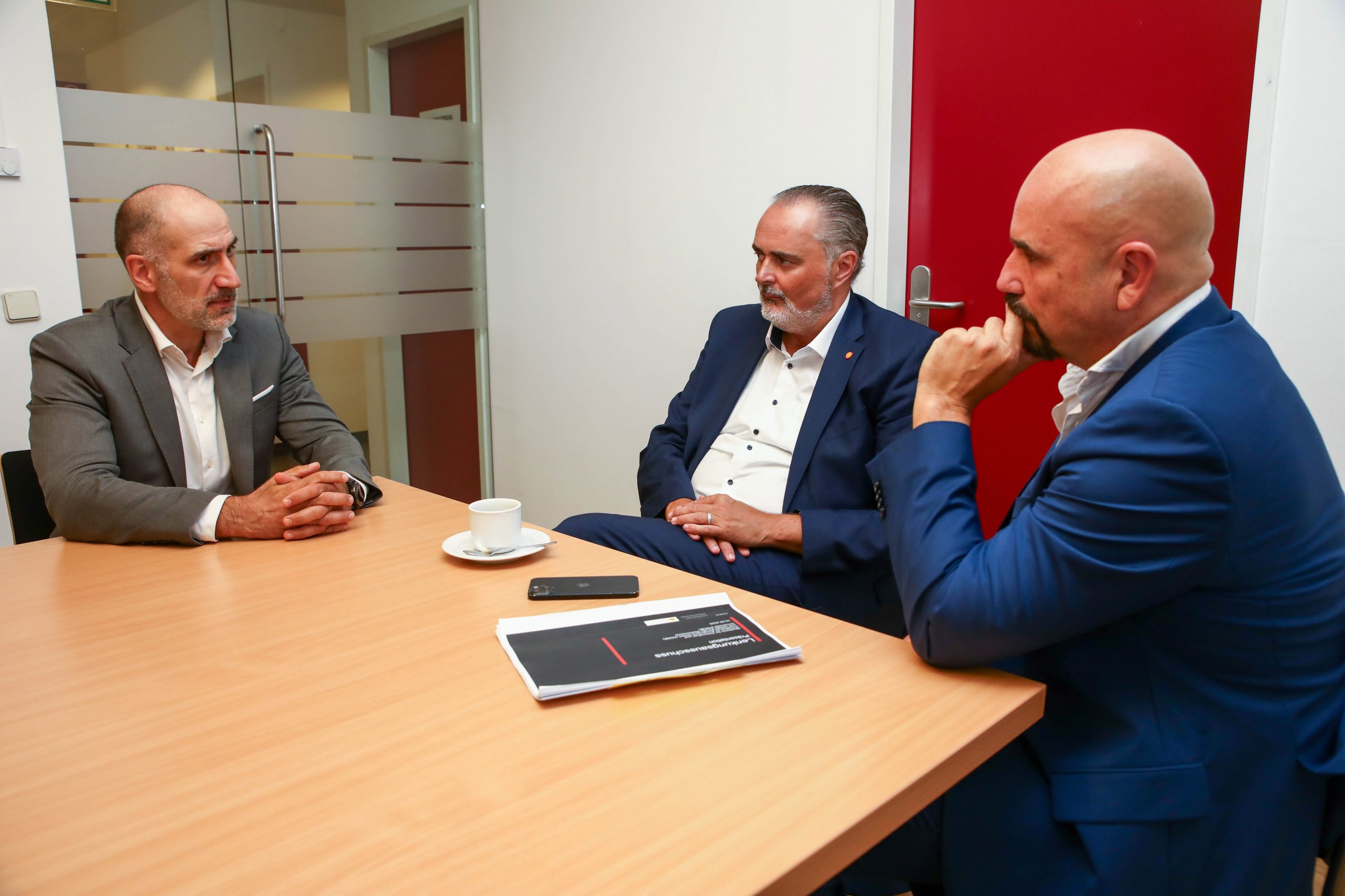 Neuer Schub für Medizin-Uni Burgenland: Top-Mediziner Prof. Dr. Joukhadar neu im Leitungsteam Landeshauptmann Hans Peter Doskozil im Gespräch mit Prof. Dr. Christian Joukhadar und Mag. Nikolaus Schermann, Geschäftsführer der Medizinischen Privatuniversität Burgenland GmbH (MPUB)