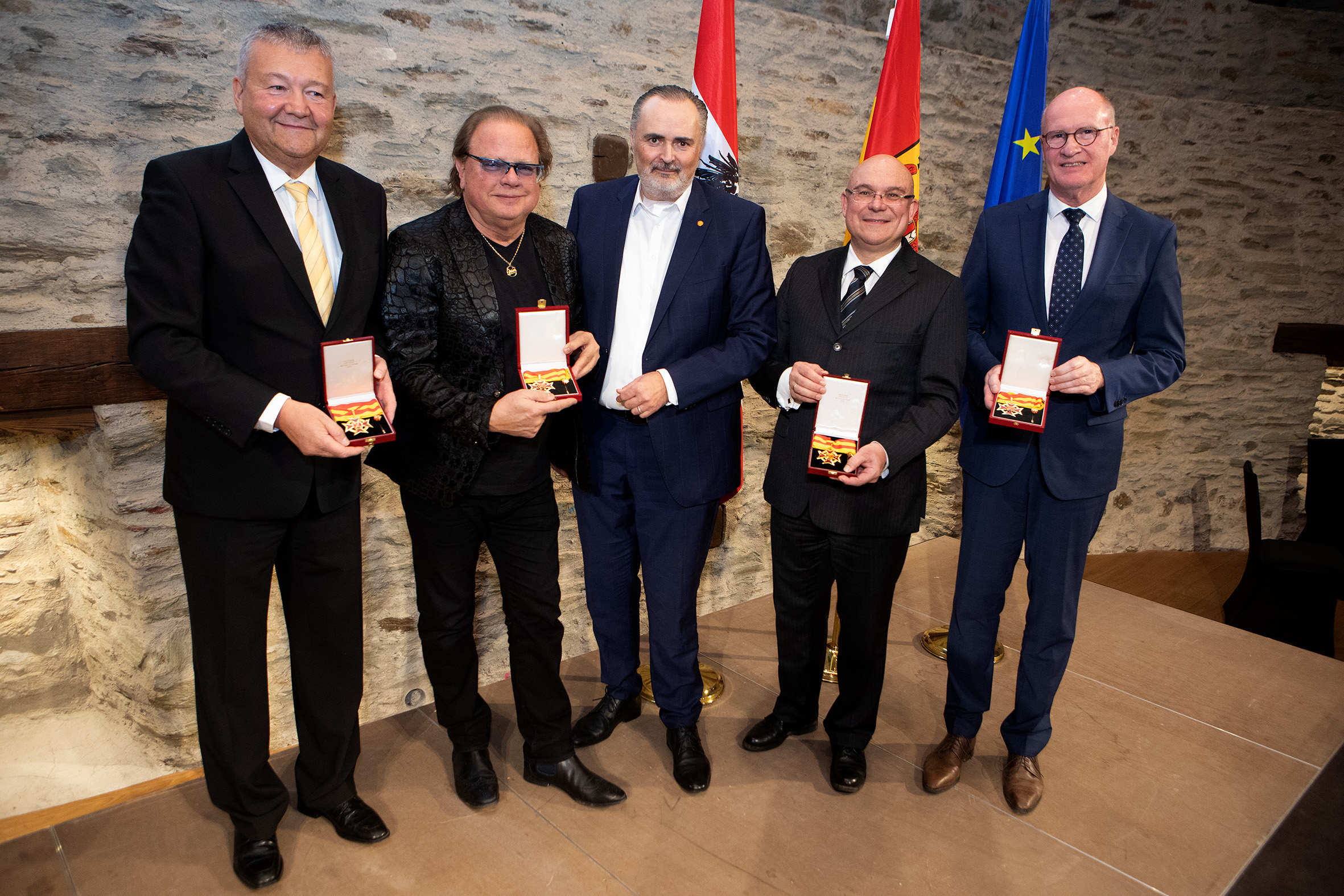 Höchste Landesauszeichnung im Granarium auf Burg Schlaining verliehen Landeshauptmann Mag. Hans Peter Doskozil mit den verdienten Persönlichkeiten, die das Komturkreuz des Landes überreicht bekamen: Unternehmer Bernhard Loidl, Musiker, Produzent und Gitarrist der Band OPUS, Ewald Pfleger, Landeshauptmann Mag. Hans Peter Doskozil, Mag. Dr. Wolfgang Horvath, freischaffender Künstler, Dirigent und Intendant und Prof. Dr. med. Andreas Dietz, HNO-Arzt und Leiter der Universitätsklinik Leipzig (v.l.).