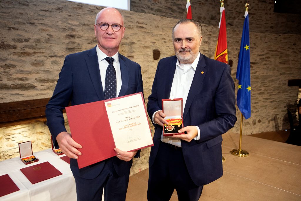 Höchste Landesauszeichnung im Granarium auf Burg Schlaining verliehen
Landeshauptmann Hans Peter Doskozil gratulierte dem HNO-Arzt und Leiter der Universitätsklinik Leipzig, Andreas Dietz und überreichte ihm das Komturkreuz.