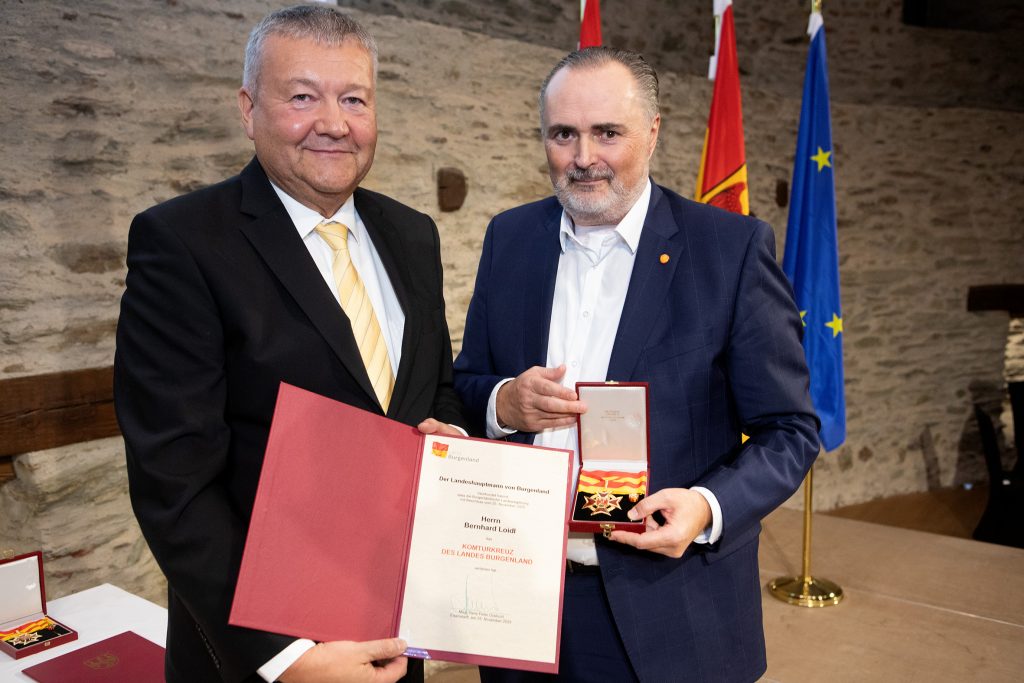 Höchste Landesauszeichnung im Granarium auf Burg Schlaining verliehen
Unternehmer Bernhard Loidl aus Lafnitz nahm das Komturkreuz des Landes Burgenland von Landeshauptmann Hans Peter Doskozil entgegen.