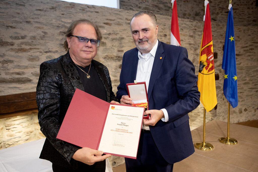 Höchste Landesauszeichnung im Granarium auf Burg Schlaining verliehen
Landeshauptmann Hans Peter Doskozil überreichte die Urkunde und das Komturkreuz an Musiker, Produzent und Gitarrist der Band Opus, Ewald Pfleger.