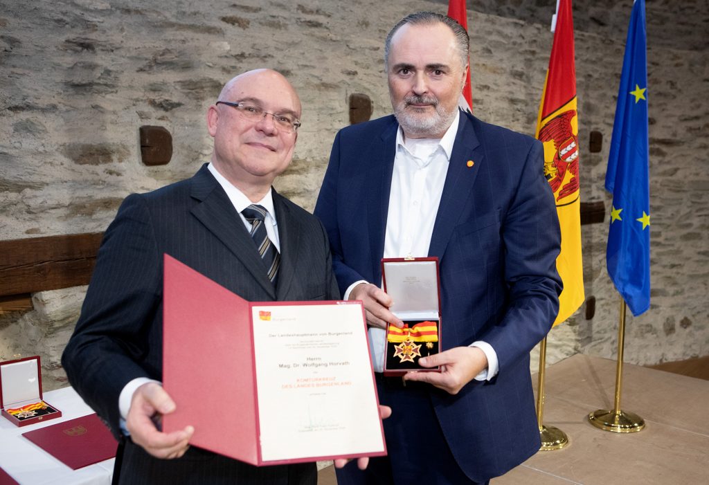 Höchste Landesauszeichnung im Granarium auf Burg Schlaining verliehen
Landeshauptmann Hans Peter Doskozil gratulierte dem freischaffenden Künstler, Dirigent und Intendant Wolfgang Horvath, der das Komturkreuz verliehen bekam.