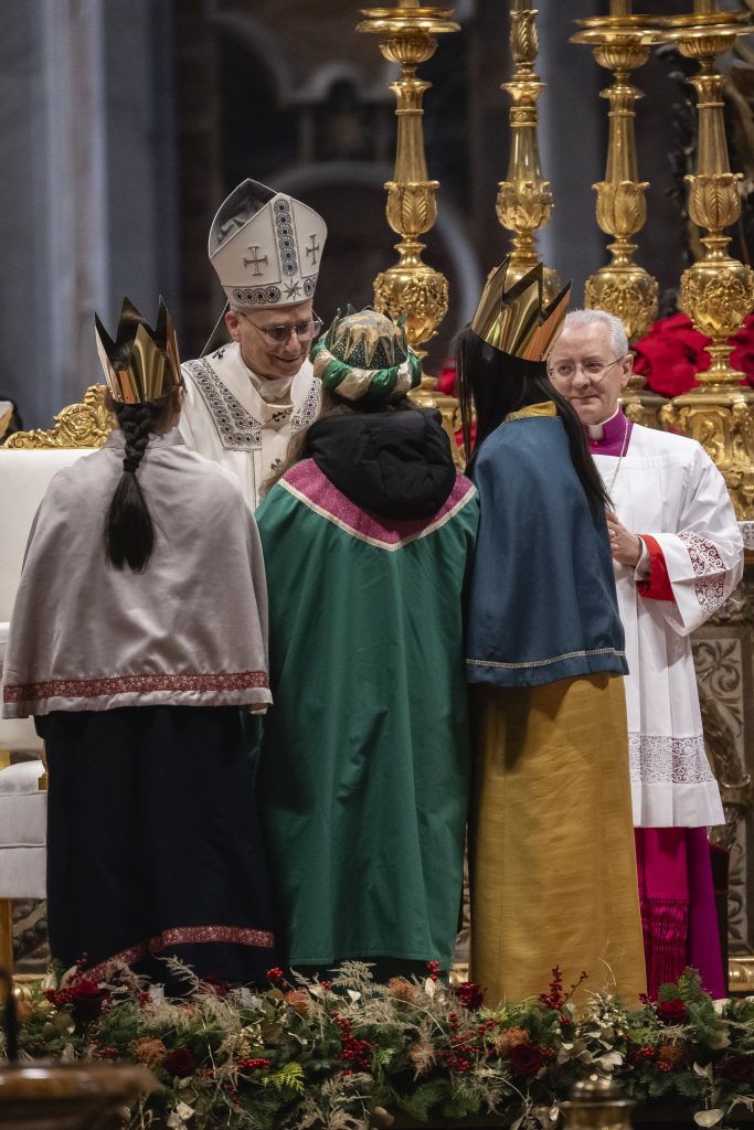 Könige aus der Diözese Eisenstadt ganz nah am Papst
Clara aus der Pfarre Frauenkirchen (grüner Umhang) bringt die gemeinsam mit zwei weiteren Sterinsingerinnen die Gaben zum Heiligen Vater.
© Vatican Media/Agenzia Romano Siciliani, Divisione Produzione Fotografica