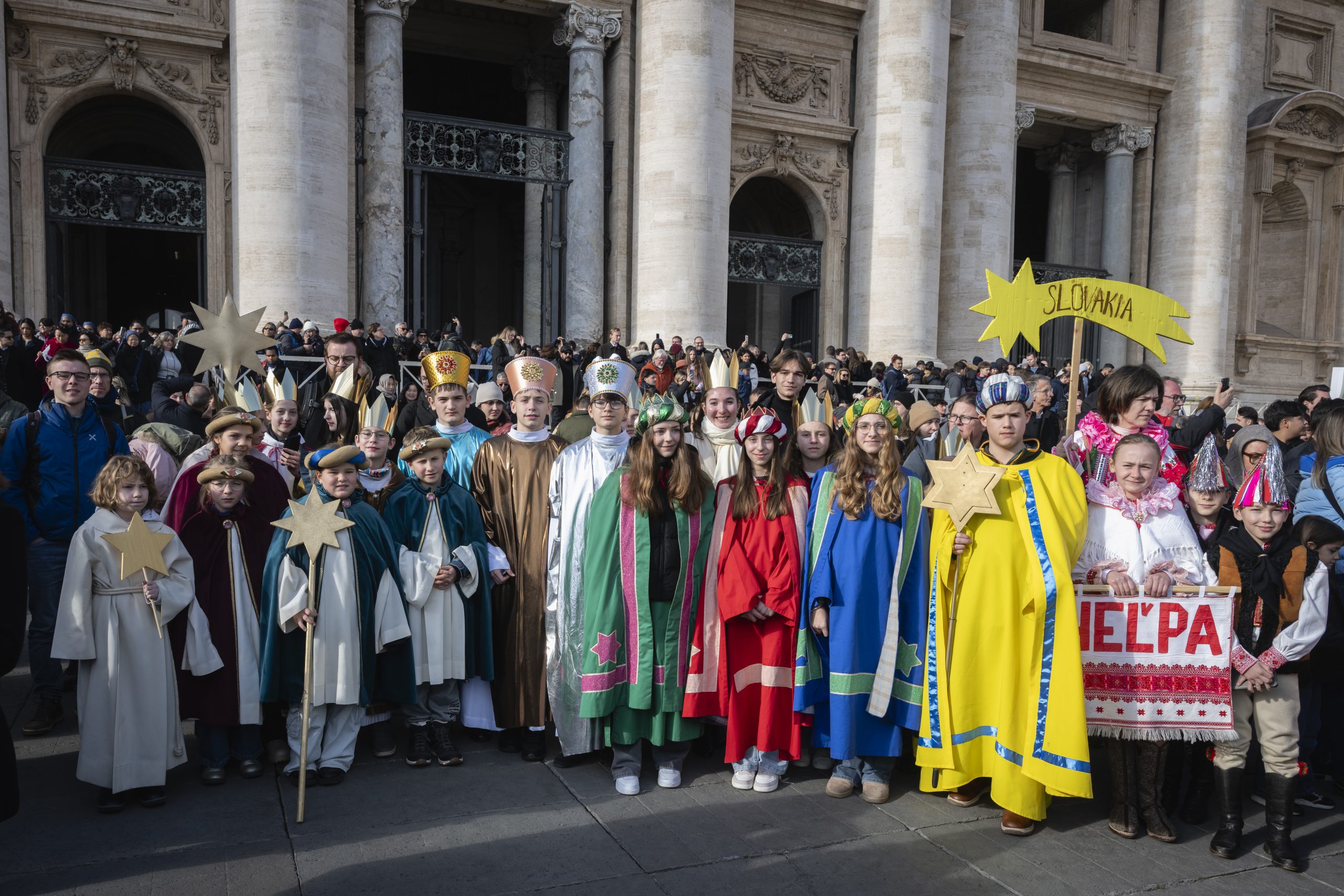 Könige aus der Diözese Eisenstadt ganz nah am Papst Clara, Antonia, Alina und Tobias (im Bild rechts mit den farbenfrohen Umhängen) nach der Messe mit Papst Leo XIV. im Petersdom. © Vatican Media/Agenzia Romano Siciliani, Divisione Produzione Fotografica