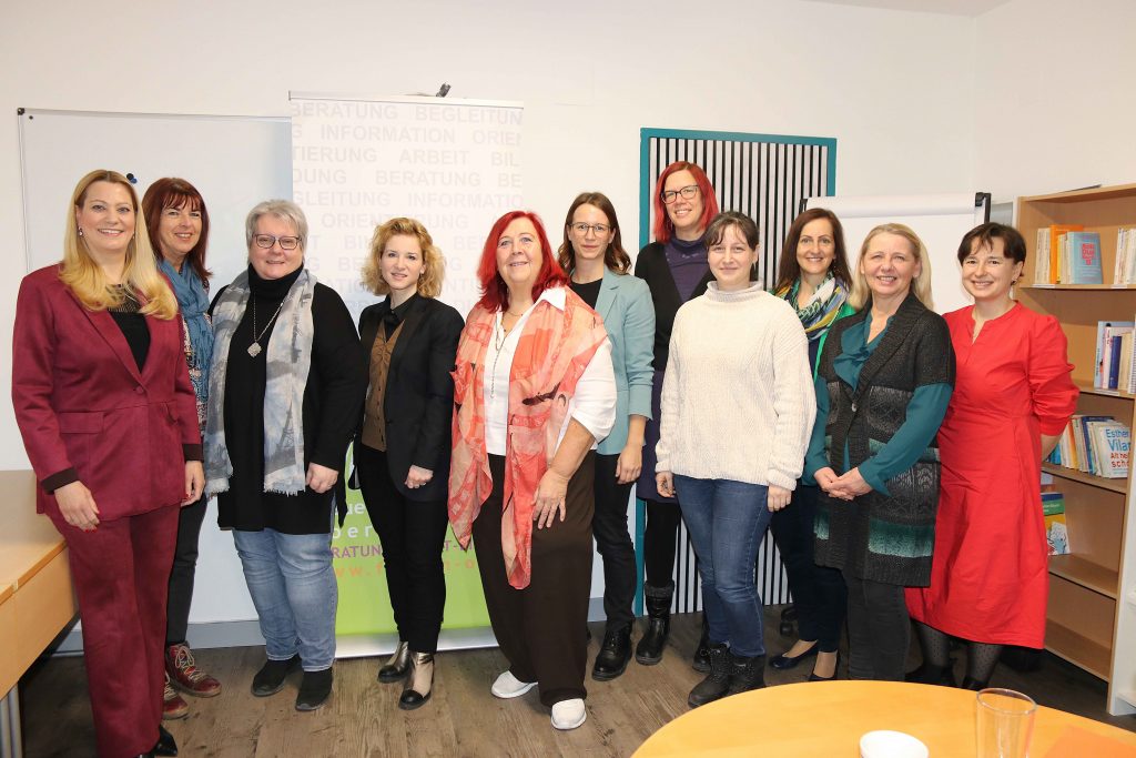 Antrittsbesuch im Zeichen von Bildungs- und Frauenpolitik
Frauenministerin Eva-Maria Holzleitner (4.v.l.) und Landesrätin Daniela Winkler (links im Bild) besuchten gemeinsam die Frauenberatungsstelle Oberpullendorf.