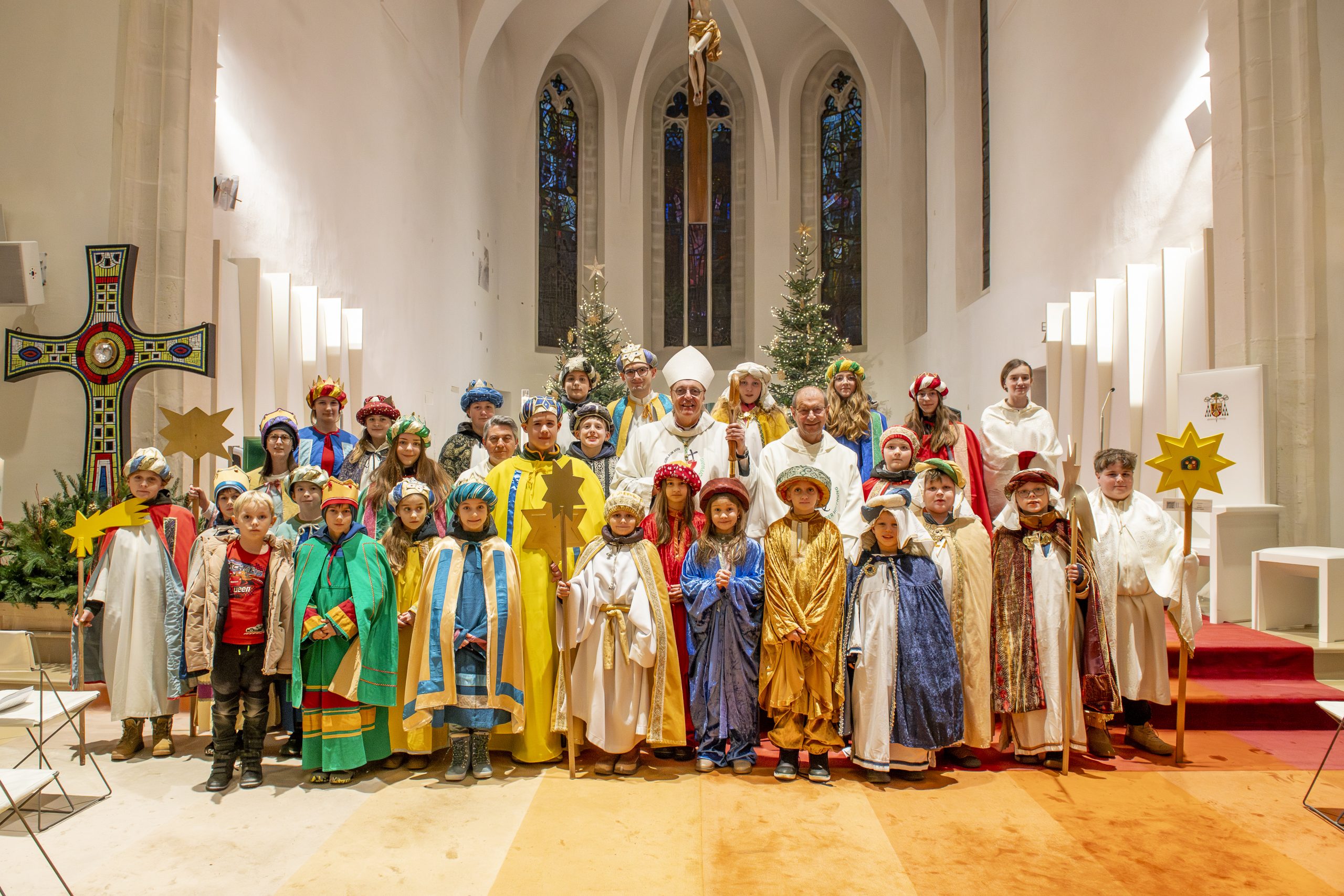 Abschluss des Heiligen Jahres: Bischof Zsifkovics würdigt Sternsinger als "Pilger der Hoffnung" Bischof Ägidius mit den Sternsingern aus vielen verschiedene Pfarren. © Diözese Eisenstadt / Rupprecht