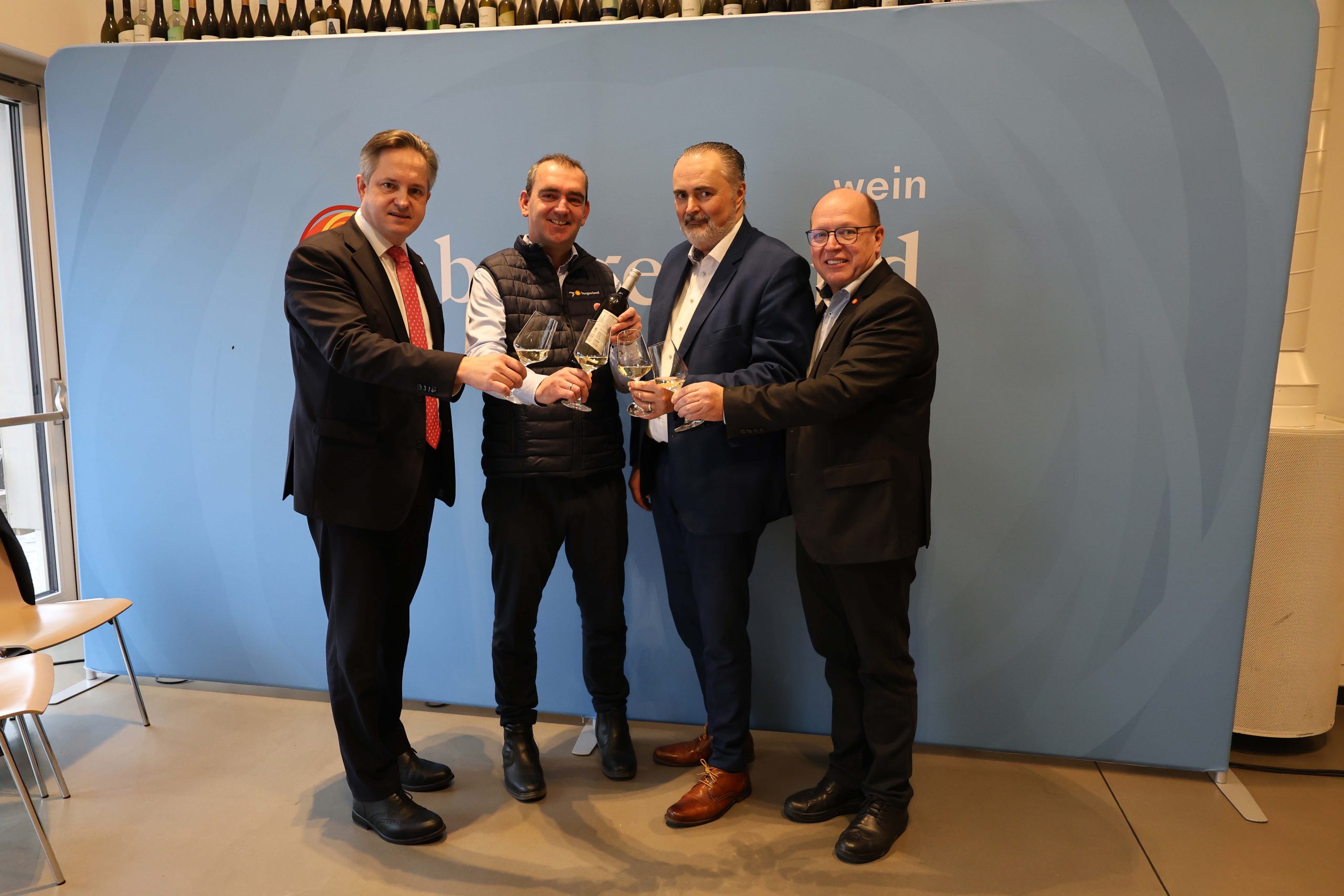 Studie Weinwirtschaft 1: Gruppenbild von der Pressekonferenz (v.l.) Weinbaupräsident NR Johannes Schmuckenschlager, Wein Burgenland Obmann Herbert Oschep, Landeshauptmann Hans Peter Doskozil, Weinbaupräsident Burgenland Andreas Liegenfeld.
