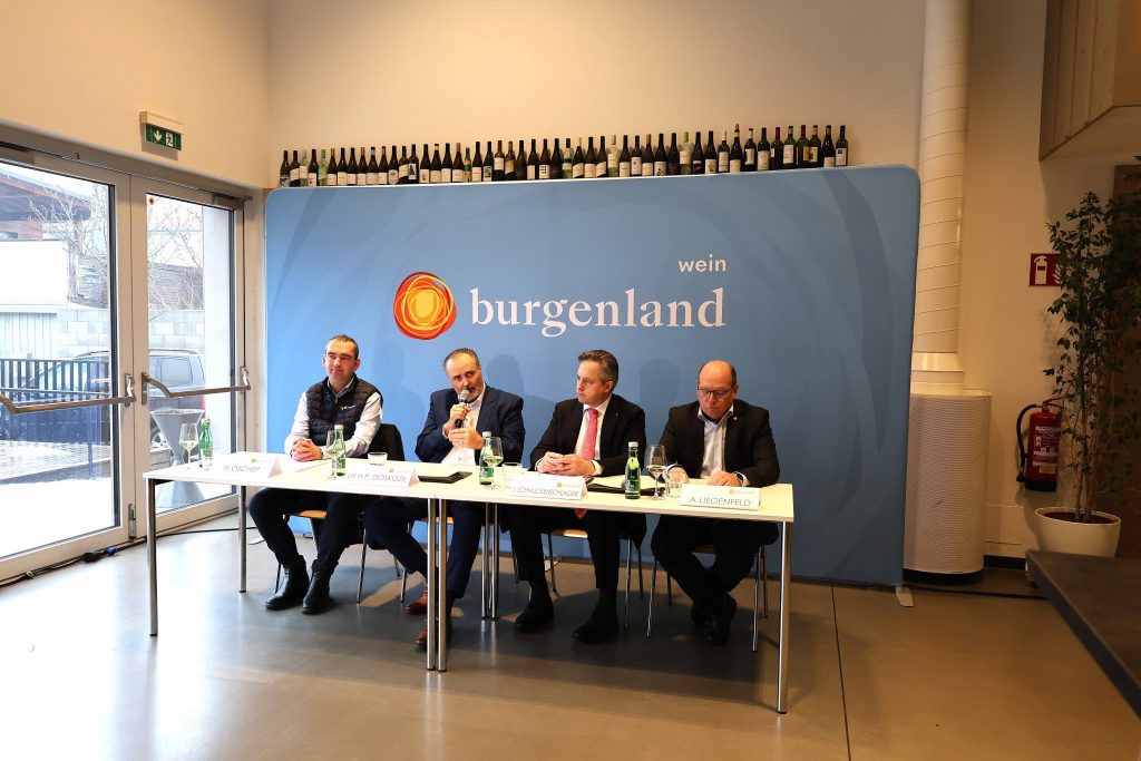 Studie Weinwirtschaft 2: präsentierten Details zur Wertschöpfung durch Wein im Burgenland: (v.l.) Wein Burgenland Obmann Herbert Oschep, Landeshauptmann Hans Peter Doskozil, Weinbaupräsident NR Johannes Schmuckenschlager, Weinbaupräsident Burgenland Andreas Liegenfeld. 