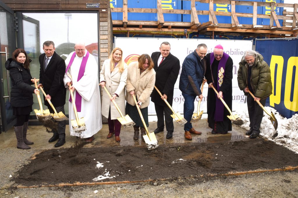 Pfarrgemeinderätin Monika Graf, Vizebürgermeister Gerold Eder, Dechant Karl Opelka, Landesrätin Daniela Winkler, Pfarrgemeinderätin Petra Dreiszker, Bürgermeister Gerhard Dreiszker, Landeshauptmann Hans Peter Doskozil, Diözesanbischof Ägidius Zsifkovics und Architekt Themistoklis Ioannou beim Spatenstich.