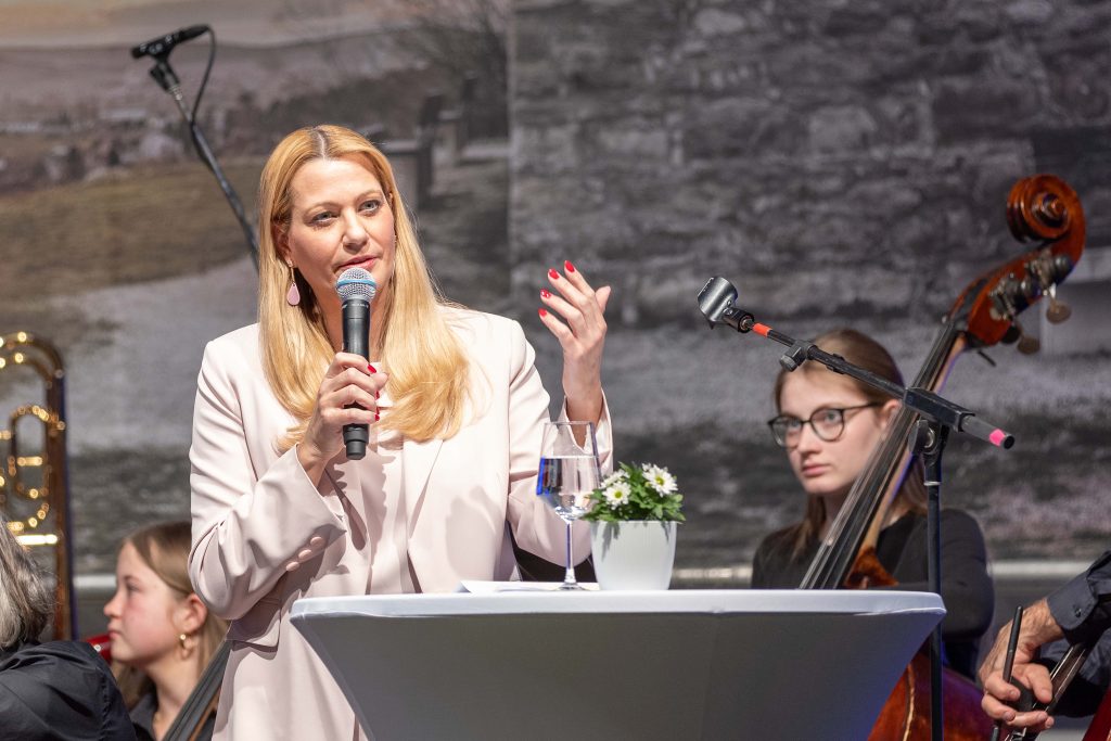 Landesrätin Daniela Winkler bei der Jubiläumsgala in der Mittelschule Neusiedl am See.