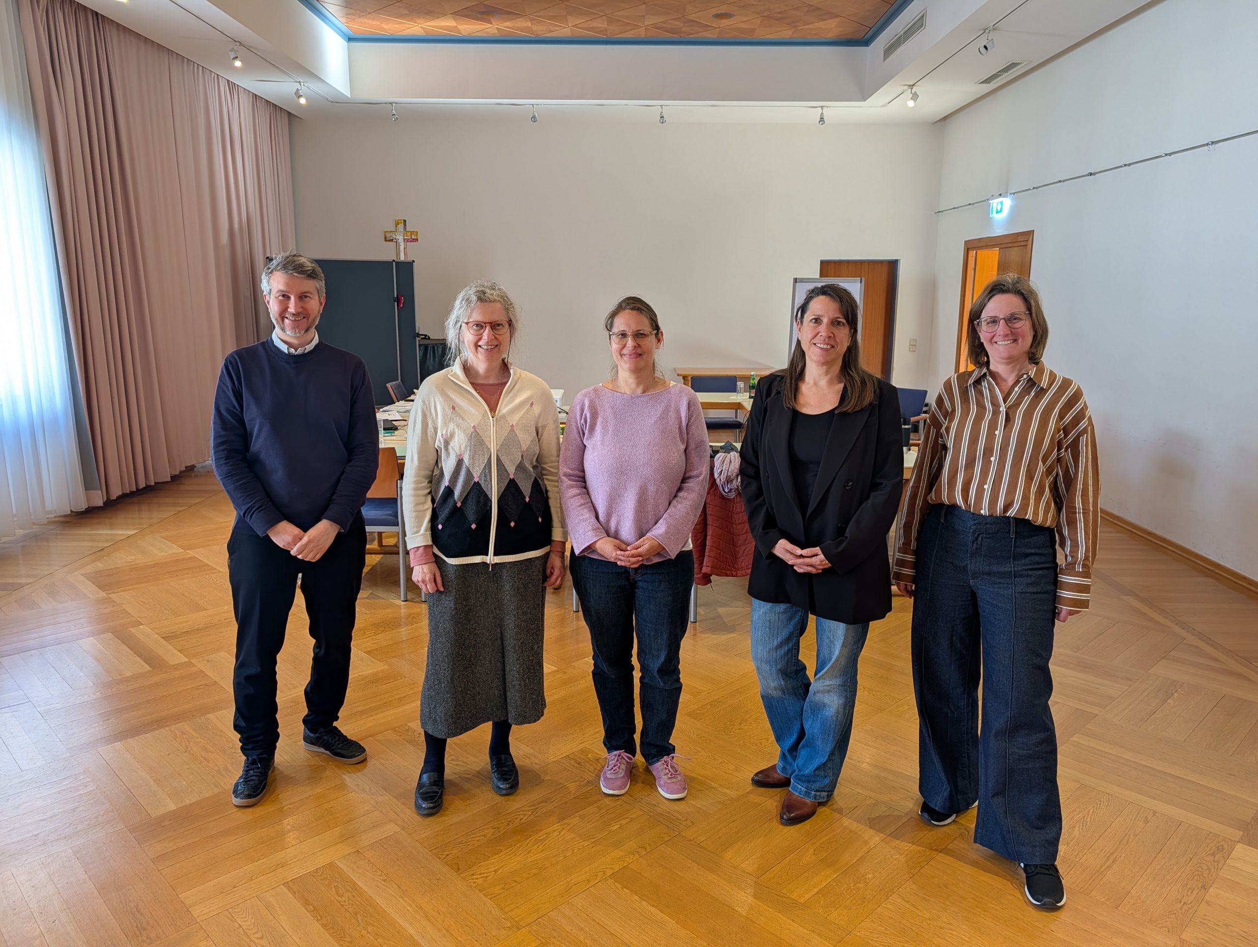 Das Team der Katholischen Erwachsenenbildung der Diözese Eisenstadt beim Audit im Haus der Begegnung mit Mag.a Elke Lantschik, MA, Gutachterin und Auditorin CERT NÖ