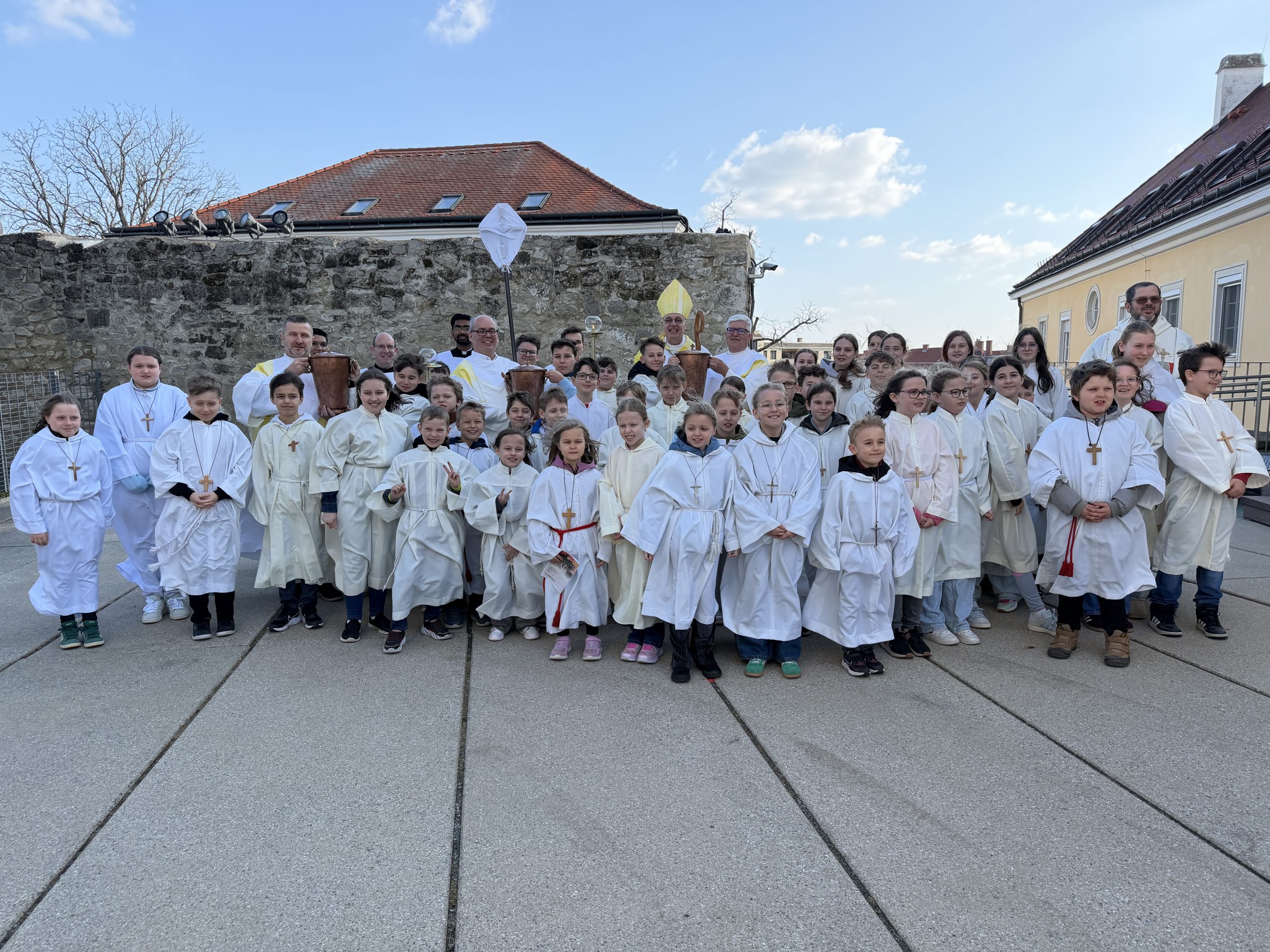 Bischof Ägidius mit den zahlreichen Ministrant:innen, die heute den Gottesdienst mit ihm feierten.