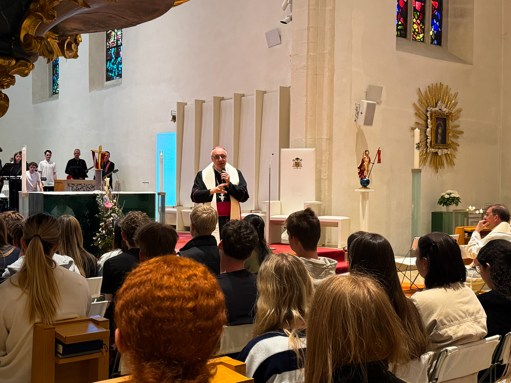 Segensfeier im Dom: Viele junge Menschen feiern ihren Aufbruch Maturanten Diözesanbischof Ägidius Zsifkovics