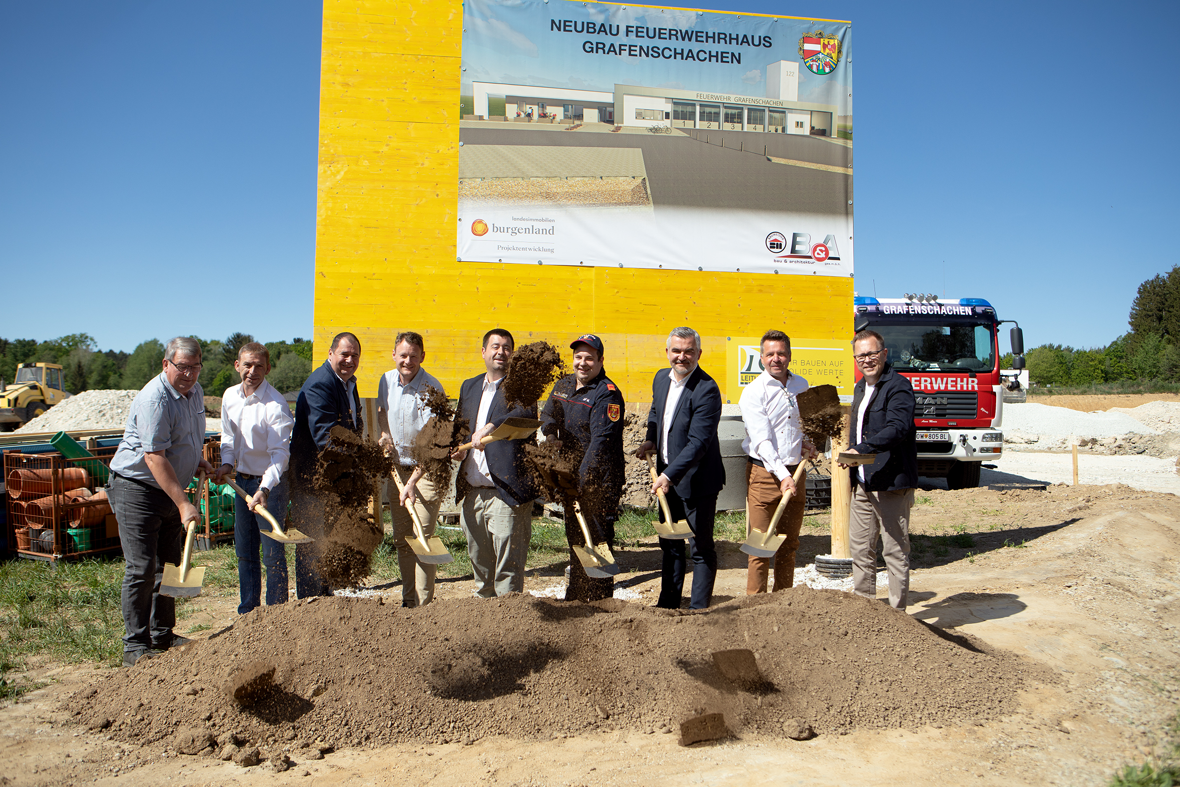 Landesrat Heinrich Dorner (2.v.r.) nahm gemeinsam mit Bürgermeister Marc Hoppel (l.), Vizebürgermeister Johannes Pfeffer (r.) und Feuerwehrkommandant Marco Luif (2.v.l) den Spatenstich zum neuen Feuerwehrhaus in Grafenschachen vor.