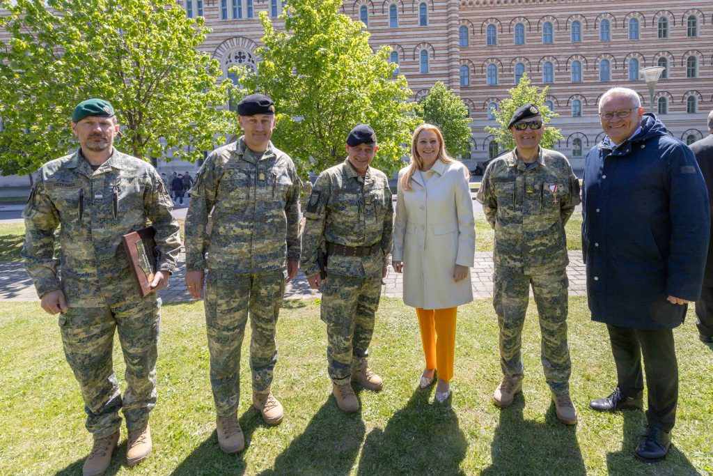 Feierlicher Traditionstag in der Martin-Kaserne der Heerestruppenschule 
Gruppenbild (v.l.) Vizeleutnant Markus Höttinger, Institut Jäger, Heerestruppenschule, Brigadier Herbert Sailer, Leiter der Abteilung operative Einsatzplanung bei der Direktion 1 im Bundesministerium für Landesverteidigung, Oberst des Generalstabsdienstes Dieter Schadenböck, Kommandant Heerestruppenschule, Landesrätin Daniela Winkler, Oberst Hans Otto Hrbek, Leiter Institut Panzer & Panzergrenadier, Heerestruppenschule und LAbg. Bürgermeister Thomas Steiner.