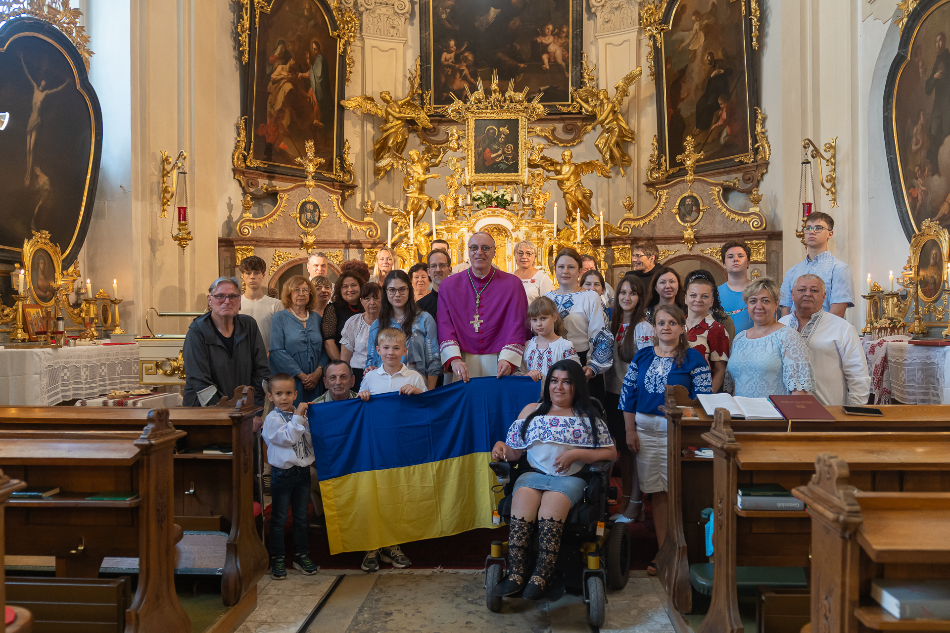 Gruppenfoto der ukrainischen griechisch-katholischen Gemeinde mit Bischof Ägidius Zsifkovics in der Antoniuskirche Eisenstadt