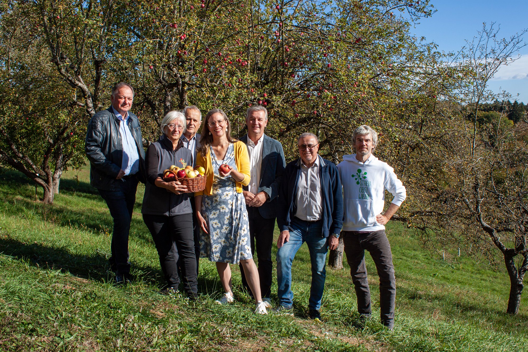 Präsentation des Apfelkulinariums 2026 auf einer Streuobstwiese in Burgauberg-Neudauberg mit LH-Stv.in Anja Haider-Wallner und Verein Wieseninitiative