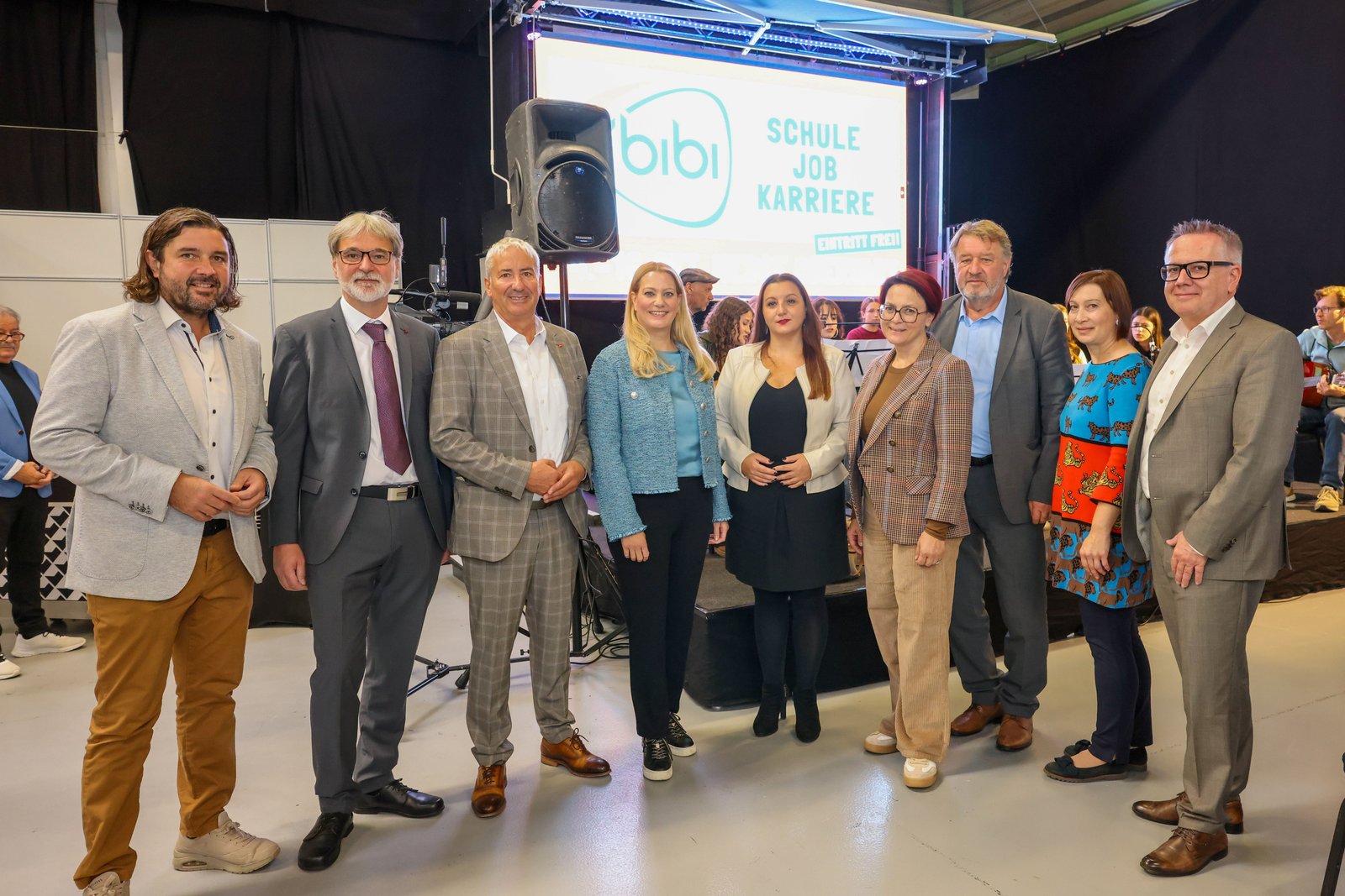 Bildungslandesrätin Daniela Winkler mit Vertreterinnen und Vertretern aus Bildung, Wirtschaft und Politik bei der Eröffnung der BiBi 2026 im Messezentrum Oberwart