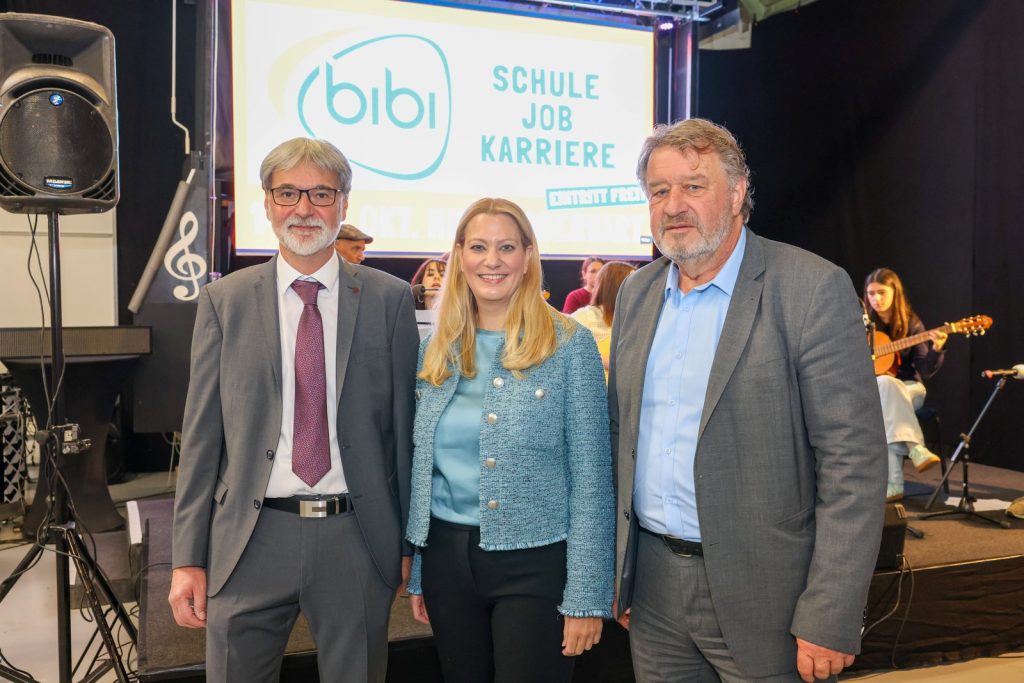 Markus Tuider, Bildungslandesrätin Daniela Winkler und Bildungsdirektor Alfred Lehner bei der Eröffnung der BiBi 2026 in Oberwart