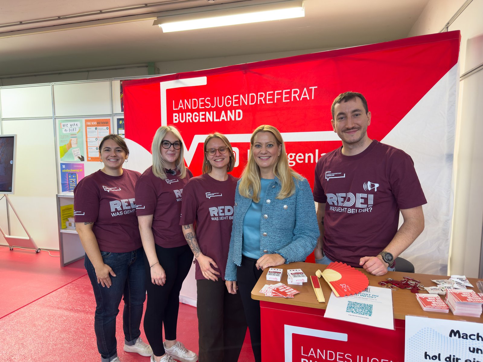 Landesrätin Daniela Winkler beim Stand des Landesjugendreferats Burgenland auf der BIBI-Messe 2026 in Oberwart