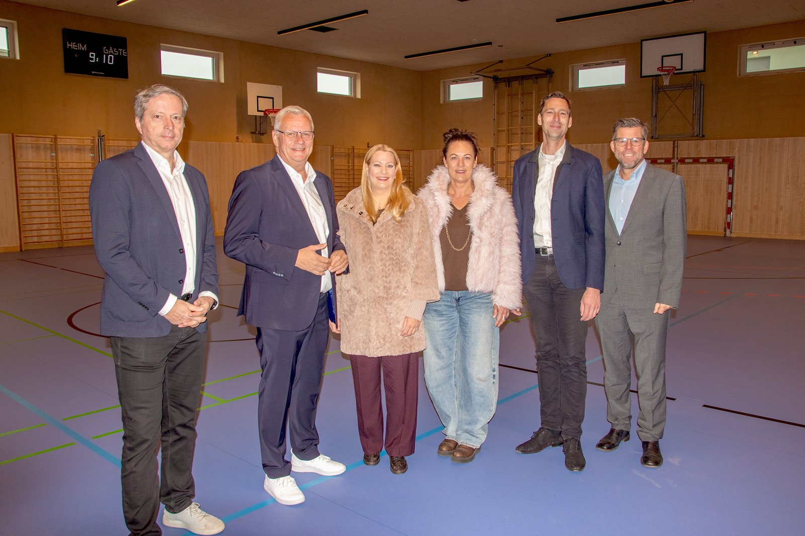 Daniela Winkler, Thomas Steiner, Charlotte Toth-Kanyak, Dietmar Eiszner, Christian Weiß und Werner Fleischhacker in der neuen Turnhalle des Bildungscampus Eisenstadt