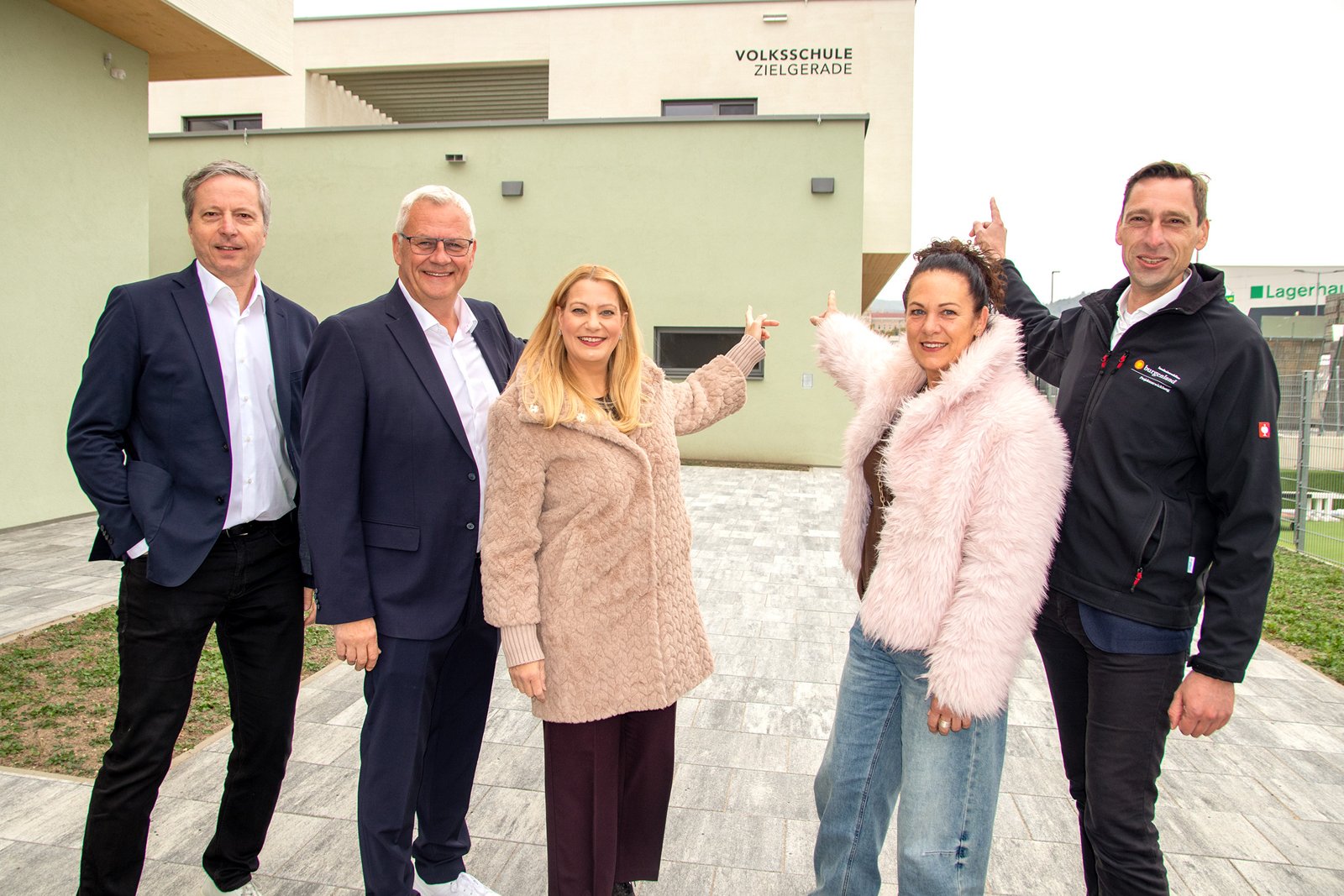 Bildungslandesrätin Daniela Winkler und Bürgermeister Thomas Steiner mit Vizebürgermeisterin Charlotte Toth-Kanyak, Dietmar Eiszner und Christian Weiß vor dem neuen Bildungscampus Eisenstadt mit Volksschule