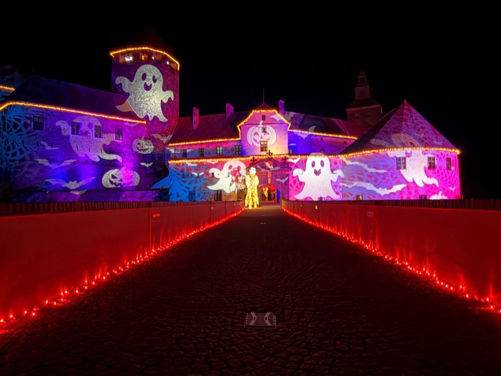 Burg Schlaining mit Halloween-Lichtprojektionen von Gespenstern bei Burg Geflüster
