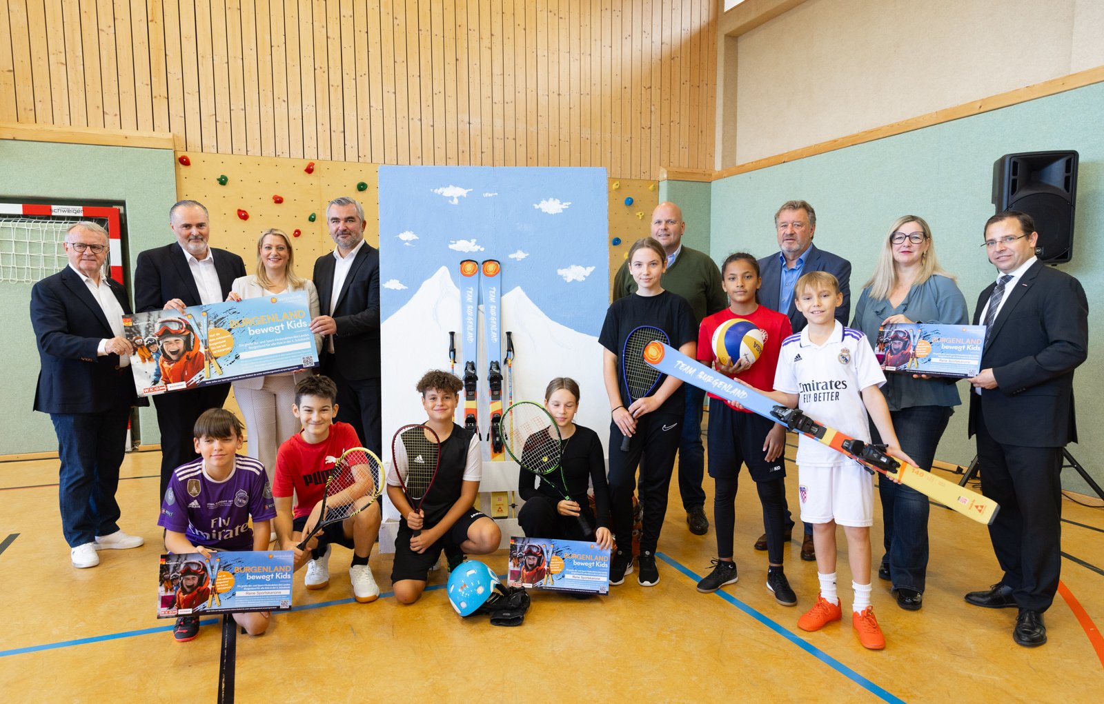 Burgenland bewegt Kids: LH Doskozil, LRin Winkler, LR Dorner und Partner mit Kindern der Mittelschule Siegendorf, Team Burgenland-Ski und Sportgutscheinen