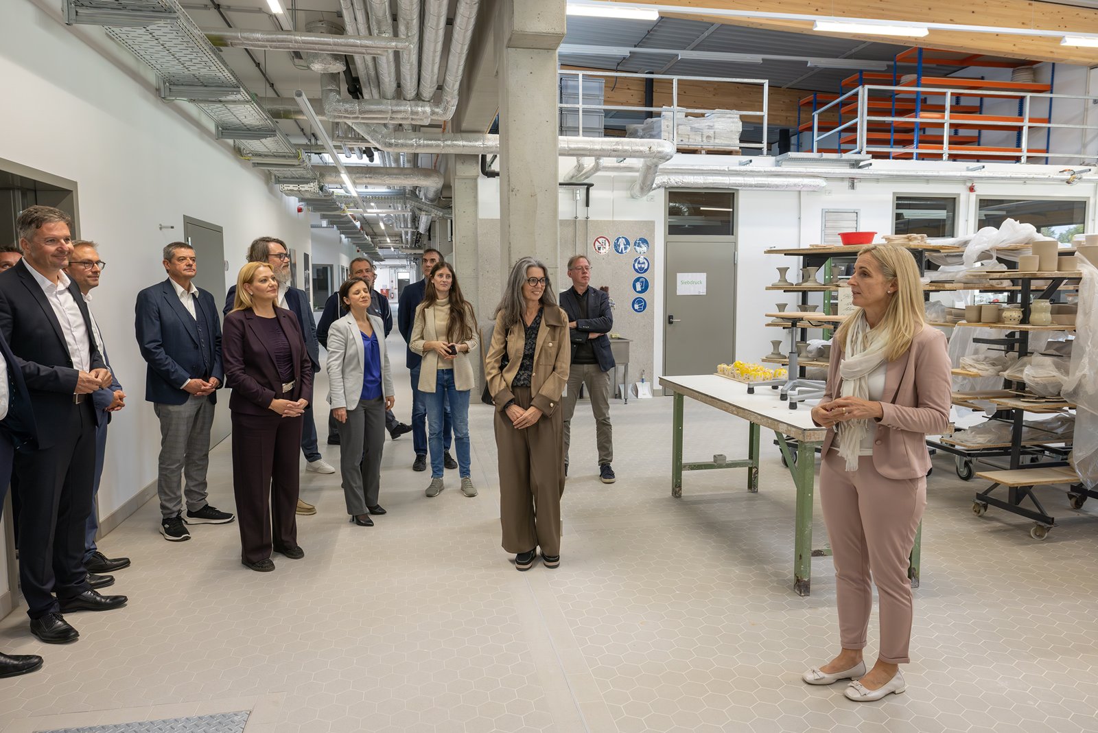 Rundgang durch die Werkstätten des Ceramico Campus Stoob nach dem HTL-Roundtable