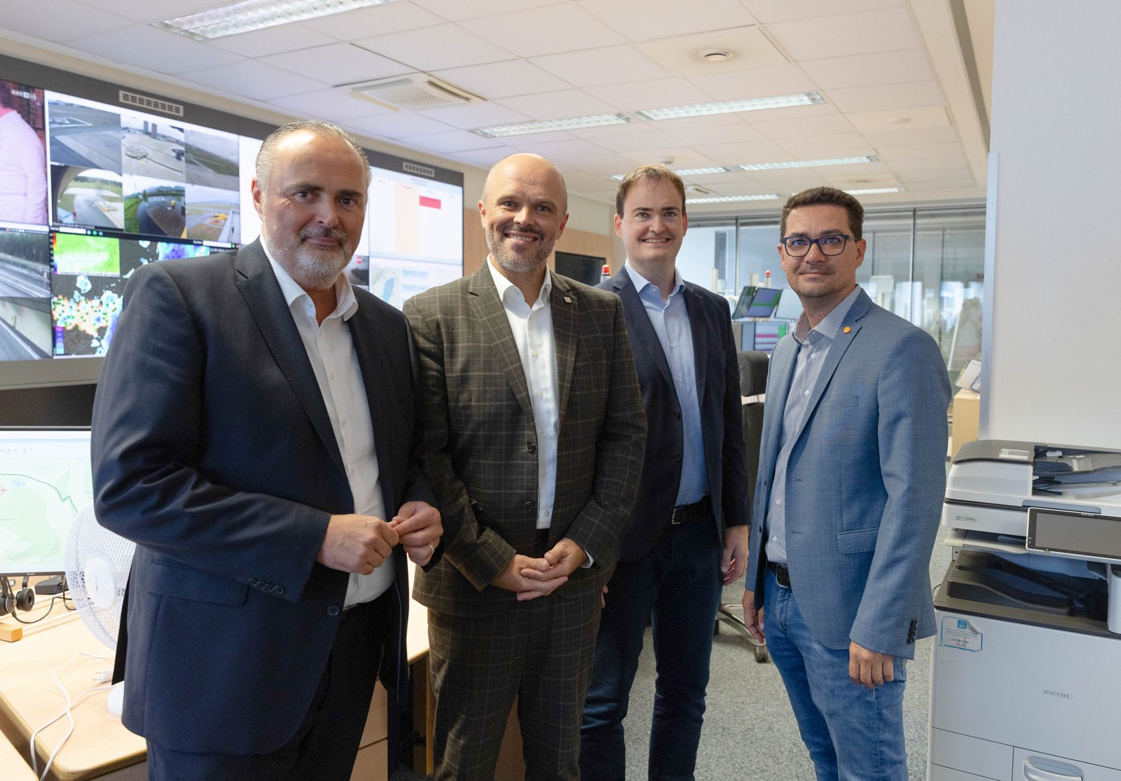 Landeshauptmann Hans Peter Doskozil mit LSZ-Leiter Markus Halwax, Mario Promintzer und Nikolaus Tittler in der Landessicherheitszentrale