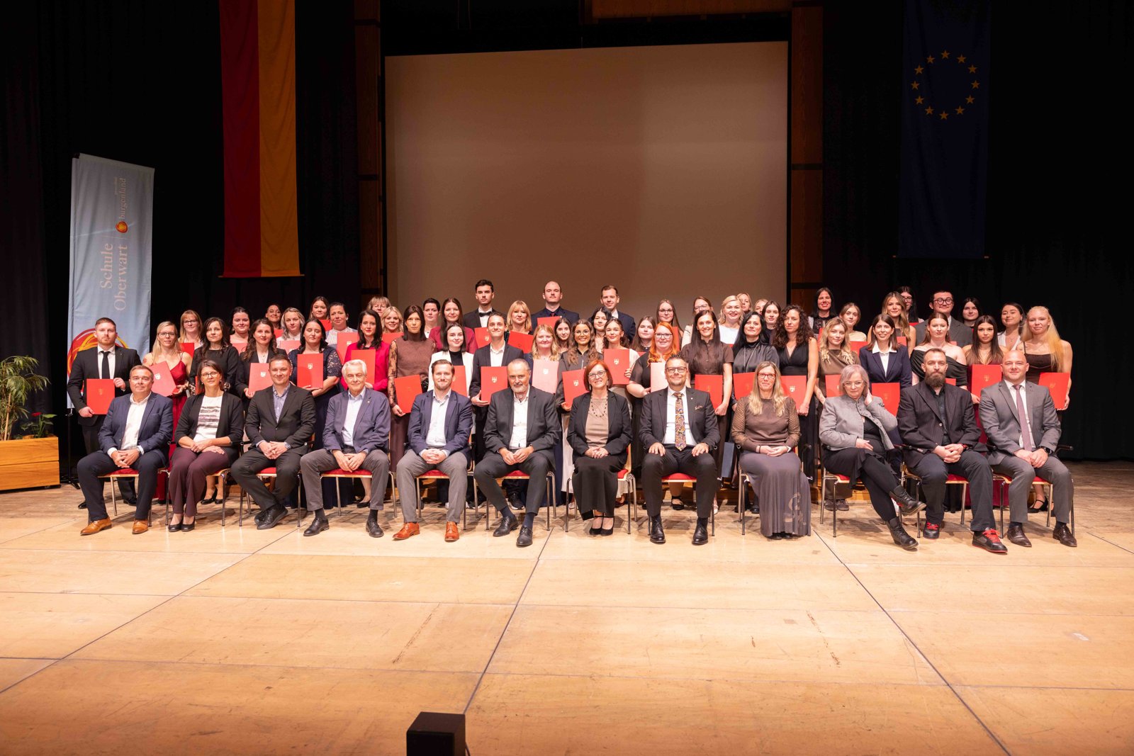 52 neue Pflegefachassistentinnen und -assistenten der Gesundheit Burgenland mit LH Doskozil bei der Diplomverleihung im KUZ Oberschützen
