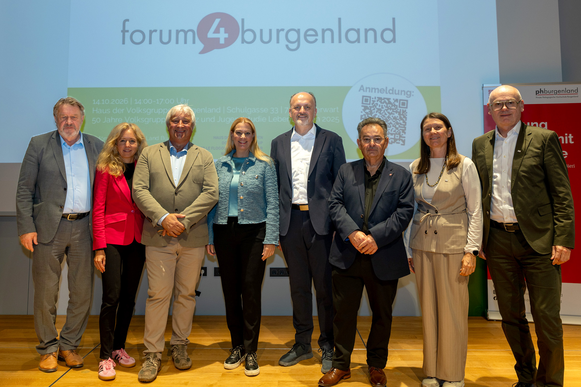 Gruppenfoto bei der Jahrestagung des Forum4Burgenland zu 50 Jahre Volksgruppengesetz im Haus der Volksgruppen in Oberwart mit Bildungslandesrätin Daniela Winkler