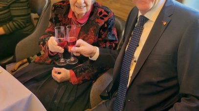 LR Schneemann stößt mit der 100-jährigen Hedwig Weinhofer an