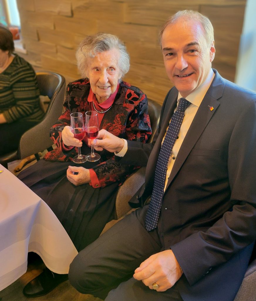 Soziallandesrat Leonhard Schneemann stößt mit der 100-jährigen Hedwig Weinhofer bei ihrer Geburtstagsfeier in Heiligenkreuz an