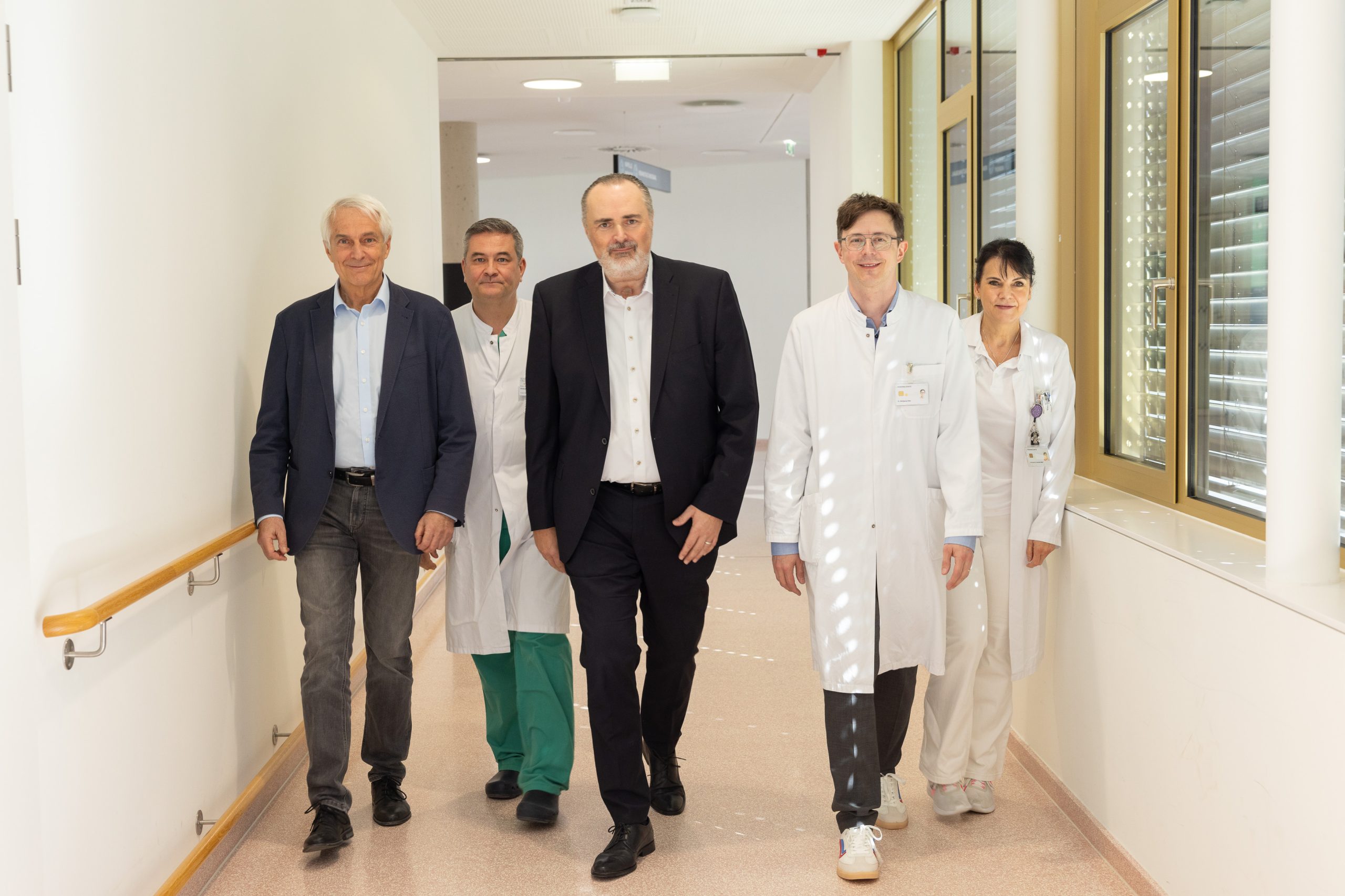 Landeshauptmann Hans Peter Doskozil mit dem Team der Klinik Oberwart in einem Klinikgang beim Start der Herzchirurgie