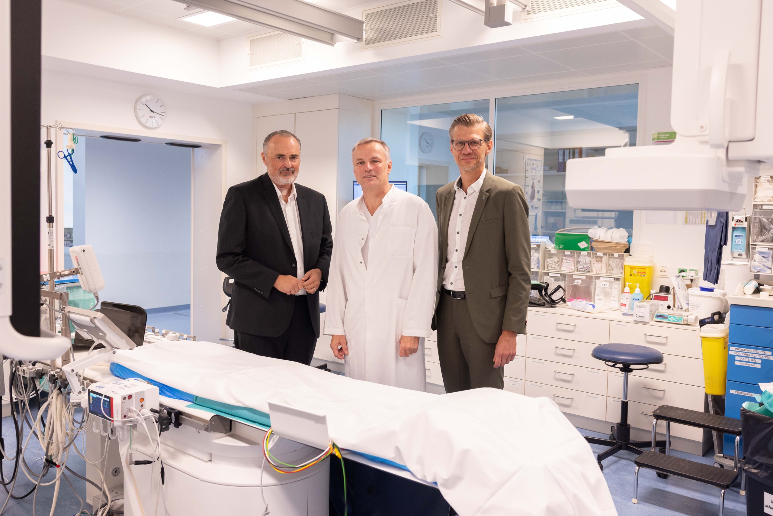 Landeshauptmann Hans Peter Doskozil, Prim. Univ.-Prof. Dr. Rudolf Berger und Dir. Robert Maurer im neuen Herzkatheterlabor der Barmherzigen Brüder Eisenstadt