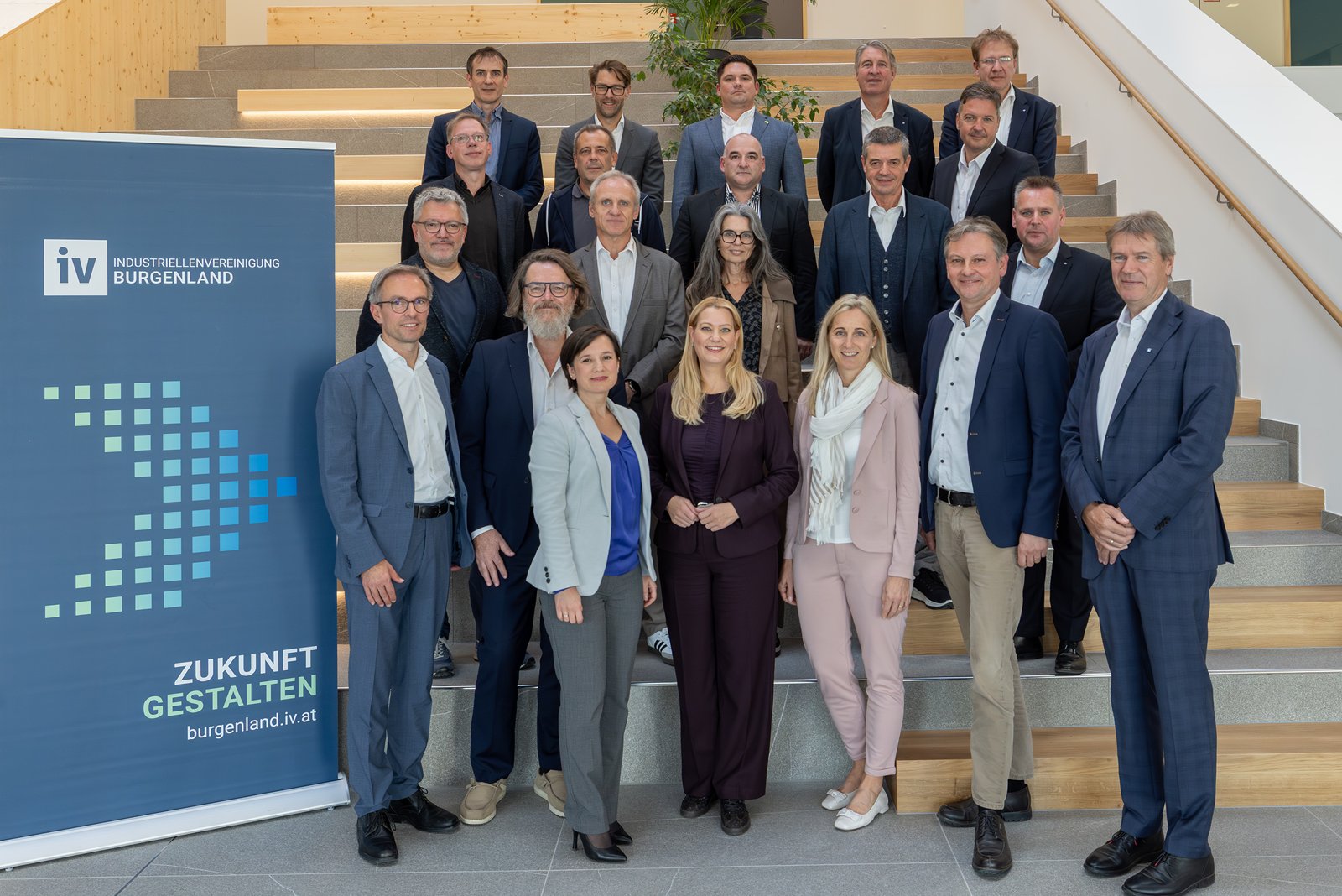 Teilnehmerinnen und Teilnehmer des ersten HTL-Roundtables der Industriellenvereinigung Burgenland am Ceramico Campus Stoob