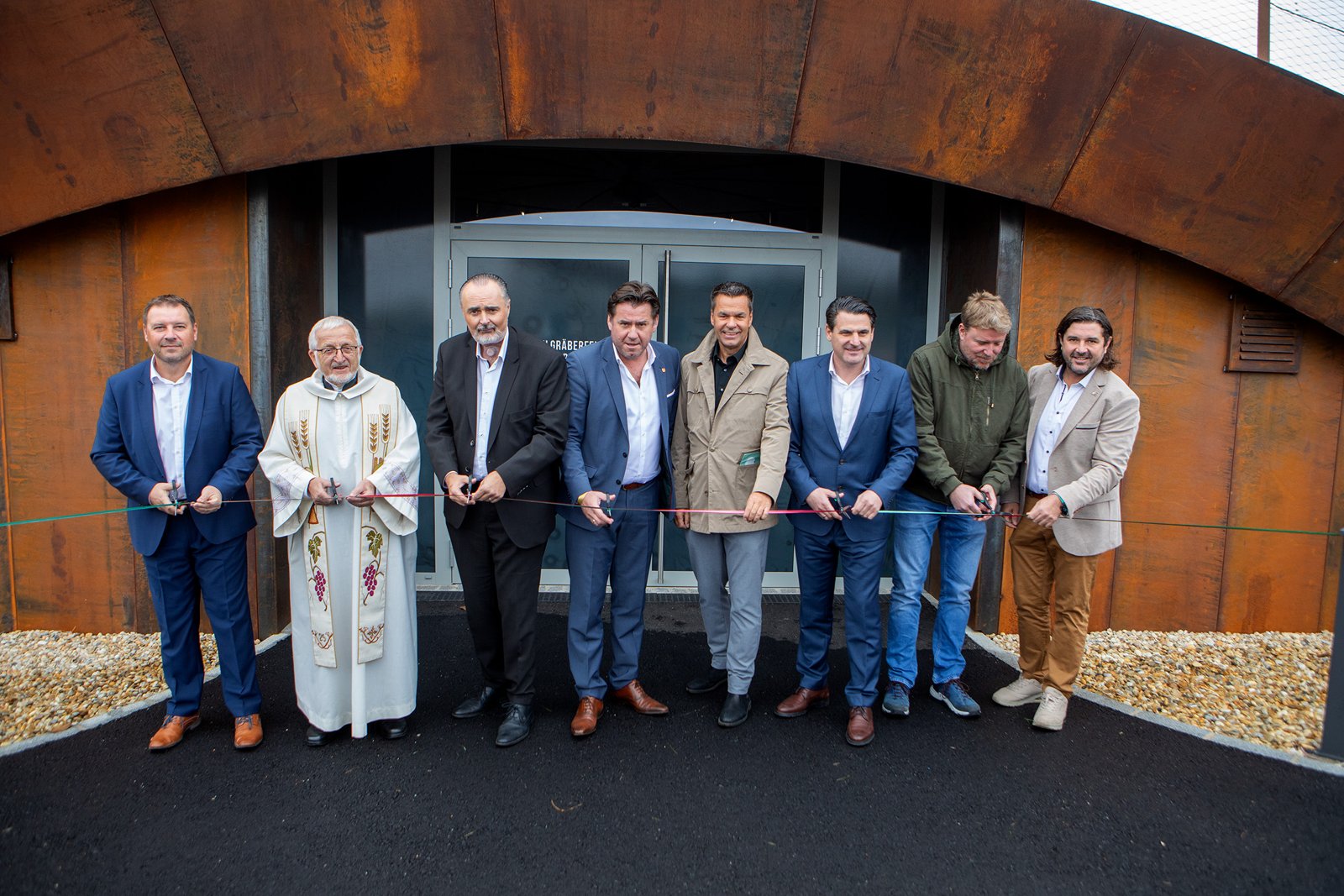 LH Hans Peter Doskozil und Ehrengäste eröffnen das Multimedia-Besucherzentrum beim Hügelgräberfeld Schandorf