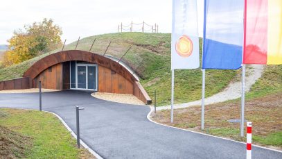 Multimedia-Besucherzentrum Hügelgräberfeld Schandorf am Bahntrassen-Radweg