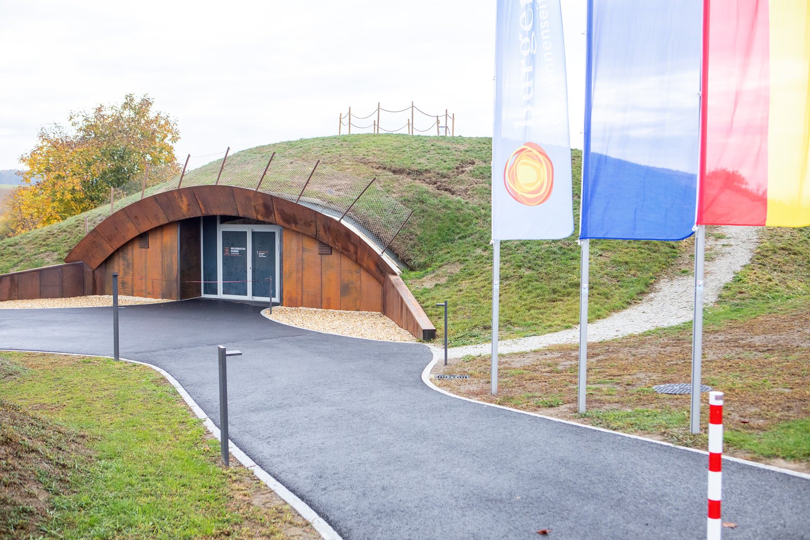 Nachgebautes Hügelgrab mit Eingang zum Multimedia-Besucherzentrum Schandorf am Bahntrassen-Radweg