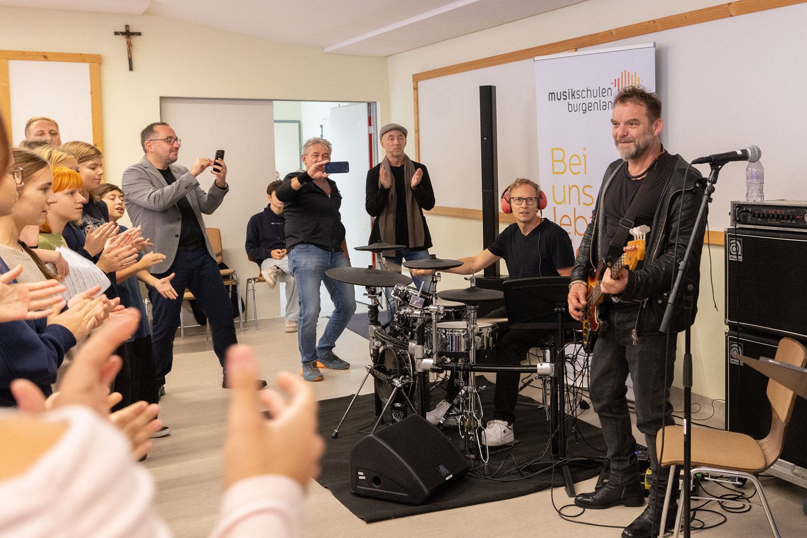 Robbie-Williams-Bassist Jerry Meehan spielt beim Workshop in der Zentralmusikschule Mattersburg vor begeisterten Musikschülerinnen und -schülern
