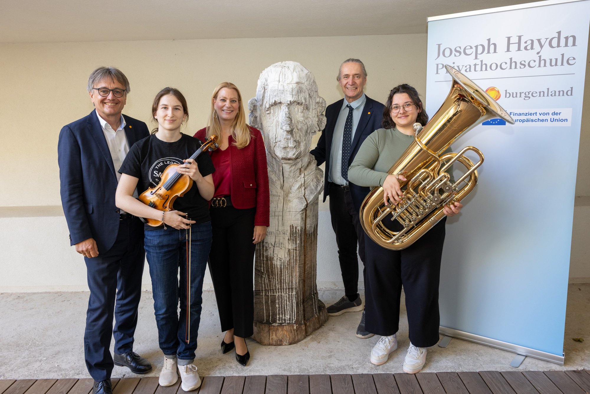 Semesterbeginn 2026 an der Joseph Haydn Privathochschule Eisenstadt: Gerbavsits, LRin Winkler und Rektor Krammer mit Studentinnen mit Geige und Tuba