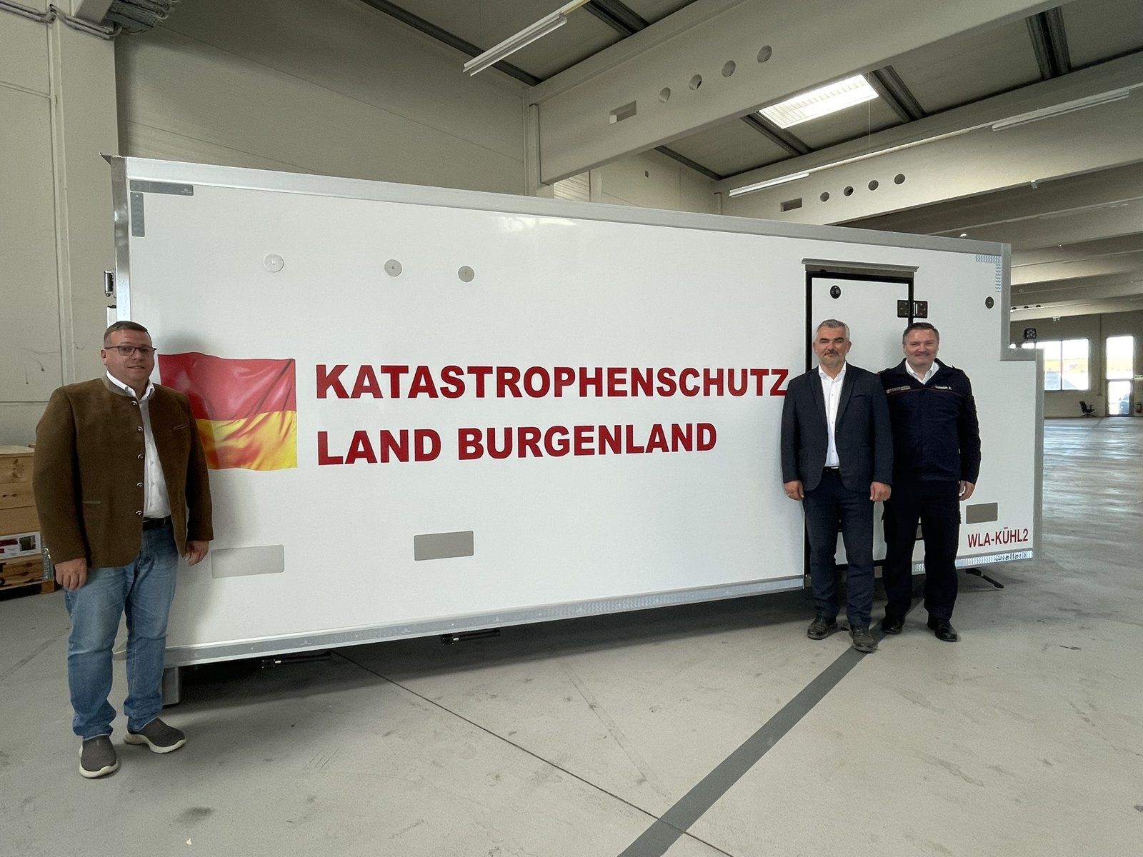 Claus Paar, LR Heinrich Dorner und Landesfeuerwehrdirektor Sven Karner vor einem neuen Kühl- und Gefriercontainer des Katastrophenschutzes Land Burgenland