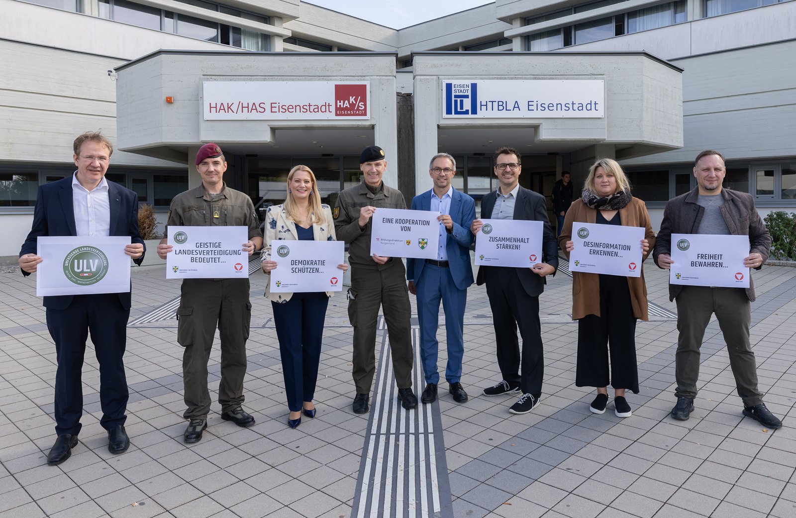 LRin Daniela Winkler und Militärkommandant Brigadier Gernot Gasser mit Vertretern von Bildungsdirektion und Bundesheer bei der Präsentation der Initiative Geistige Landesverteidigung an Schulen