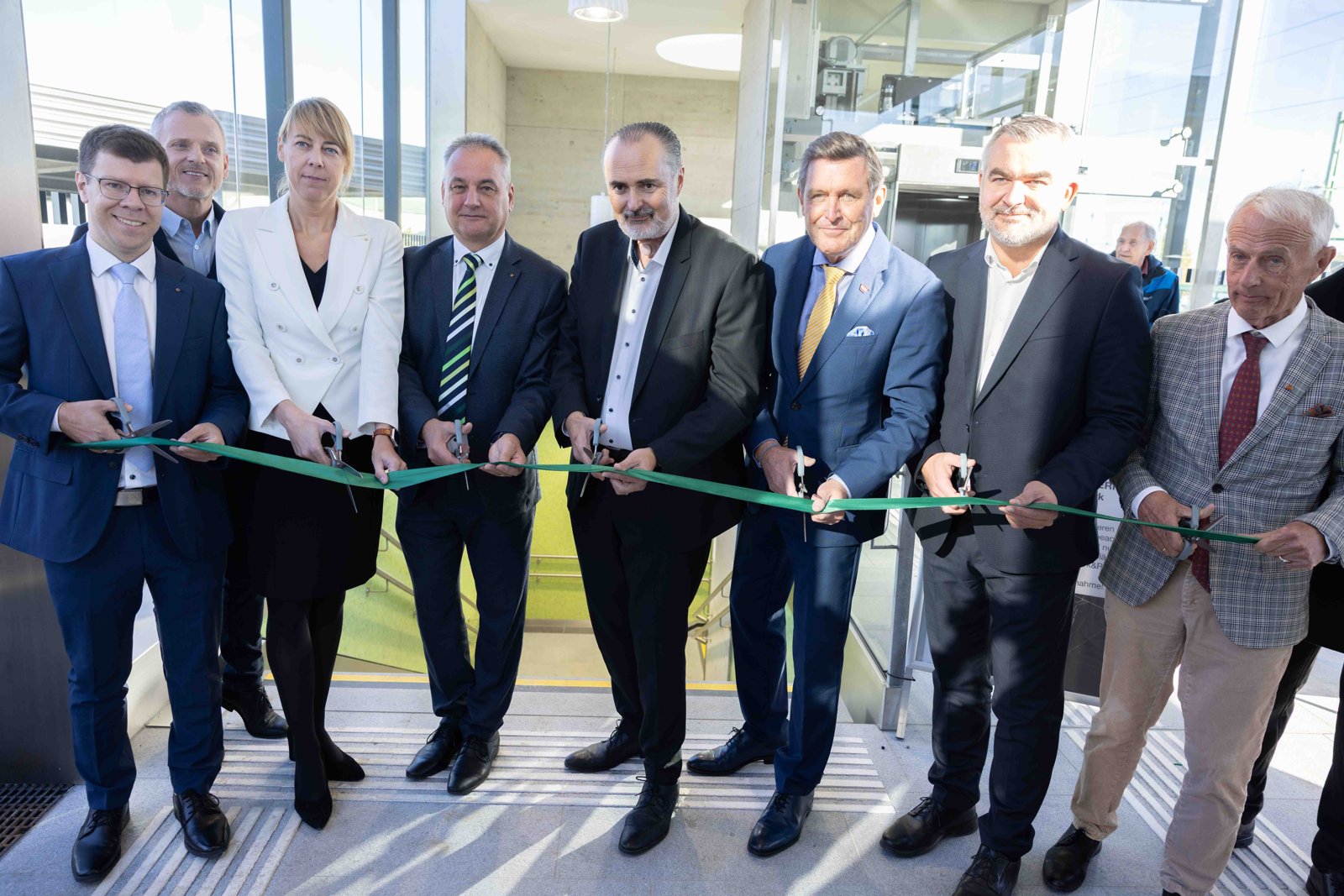 Bandschnitt zur Eröffnung der Park&Ride-Anlage am Bahnhof Wulkaprodersdorf mit LH Doskozil, BM Hanke und LR Dorner
