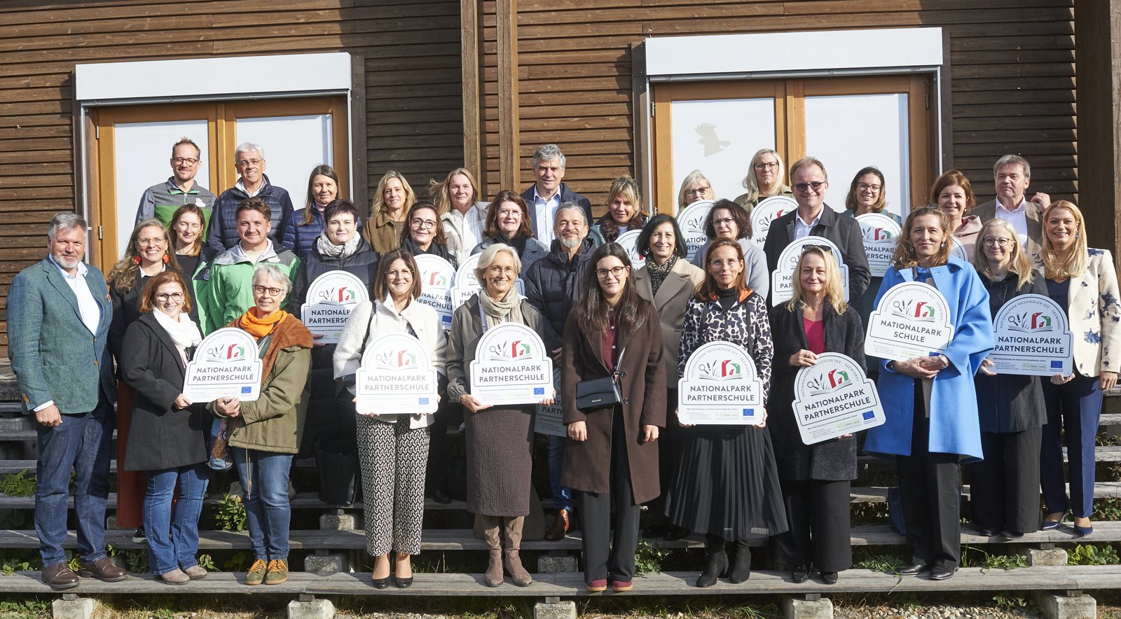 Vertreterinnen und Vertreter der Nationalpark-Partnerschulen mit Haider-Wallner, Winkler und Nationalparkdirektor Ehrenfeldner beim Kick-off Park4School in Illmitz